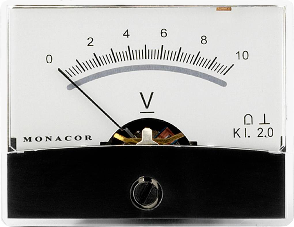 Analogový voltmetr ukazuje těsně nad 0 voltů. Stupnice od 0 do 10 voltů, jasně vyznačená. Měřeno v kiloohmu na volt (ki. 2.0).