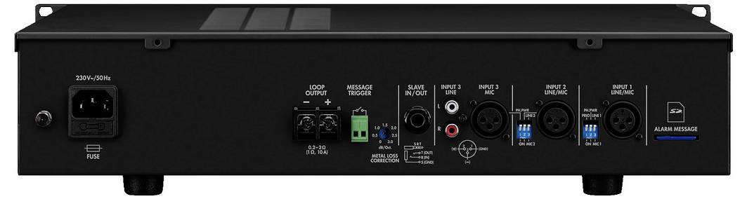 Zadní strana audio zařízení s různými vstupy, včetně XLR konektorů, reproduktorových svorek a síťové přípojky.