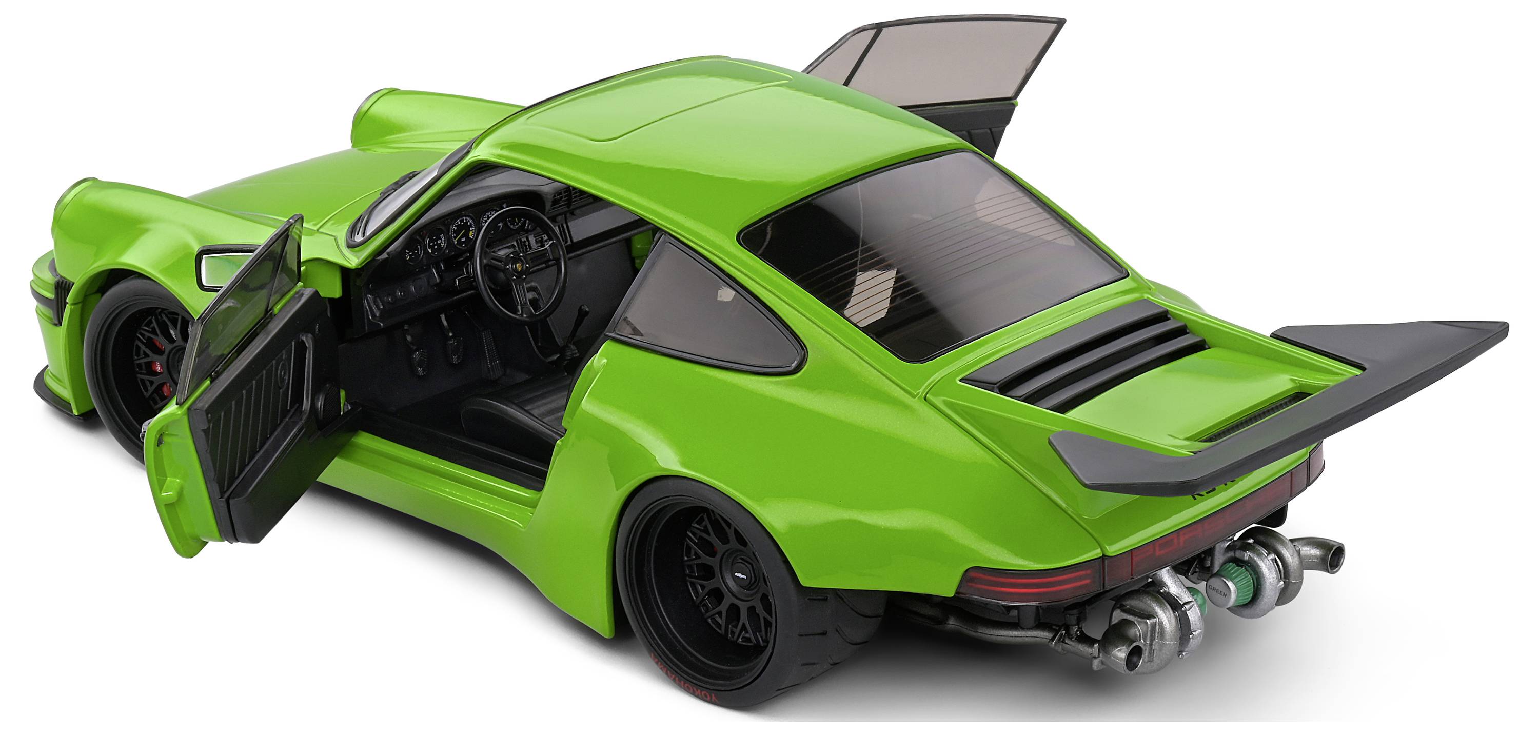 Zeleně svítivé hračkové auto modelu Porsche s otevřenými dveřmi a viditelným interiérem, umístěné na bílém pozadí.