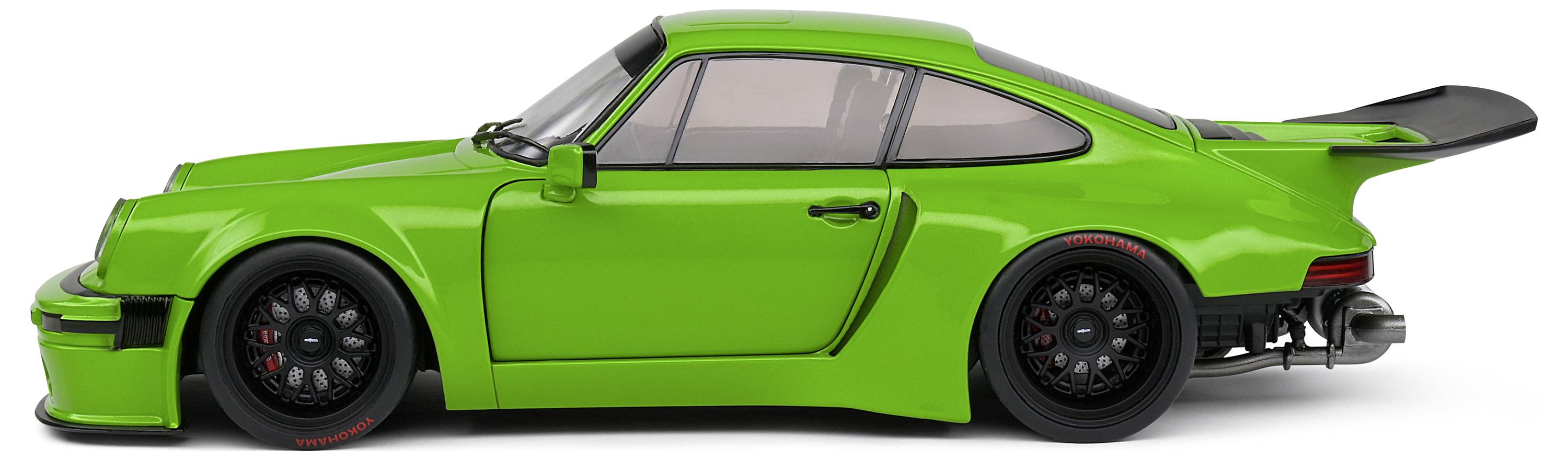 Zelené sportovní auto, boční pohled, na bílém pozadí. Sportovní design s černým spoilerem a koly.