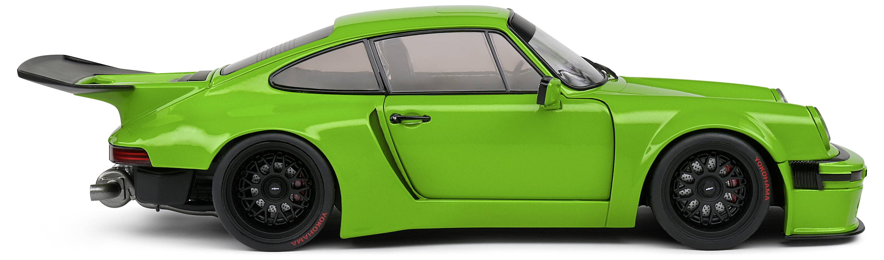 Zelené sportovní auto z bočního pohledu ukazuje čisté linie, aerodynamický tvar a velkou zadní spoiler.