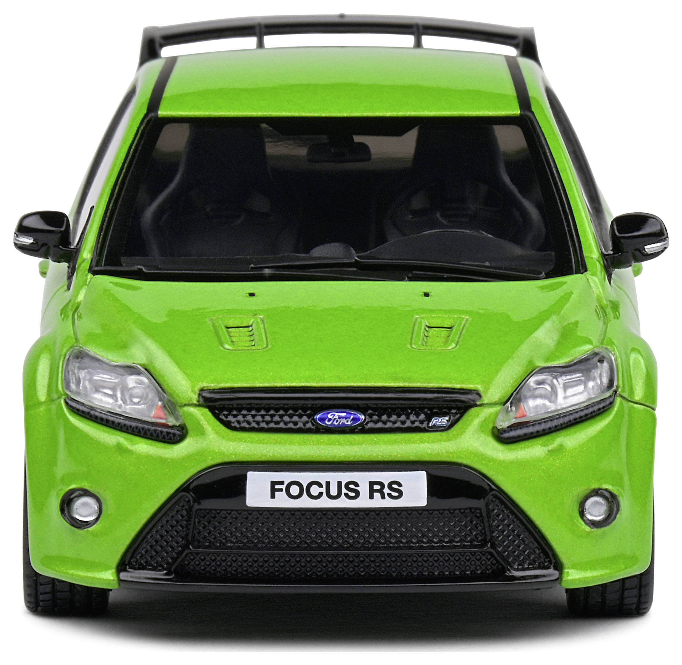 Zelené auto s registrační značkou 'FOCUS RS' pohledem zepředu. Má sportovní design a ostré světlomety.