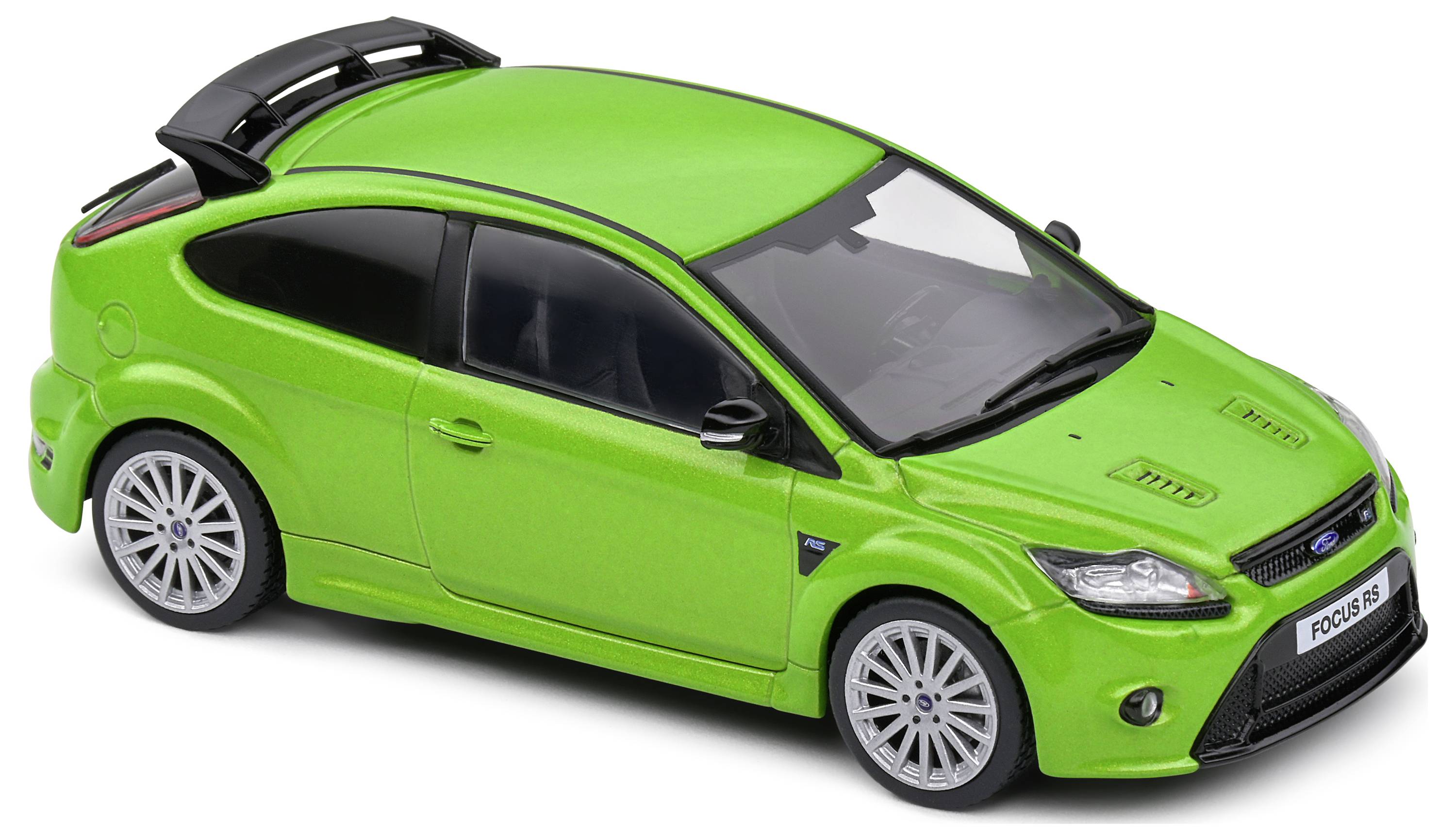 Zelené modelové auto sportovního vozidla se spoilerem a stříbrnými ráfky, zachycené z boku.