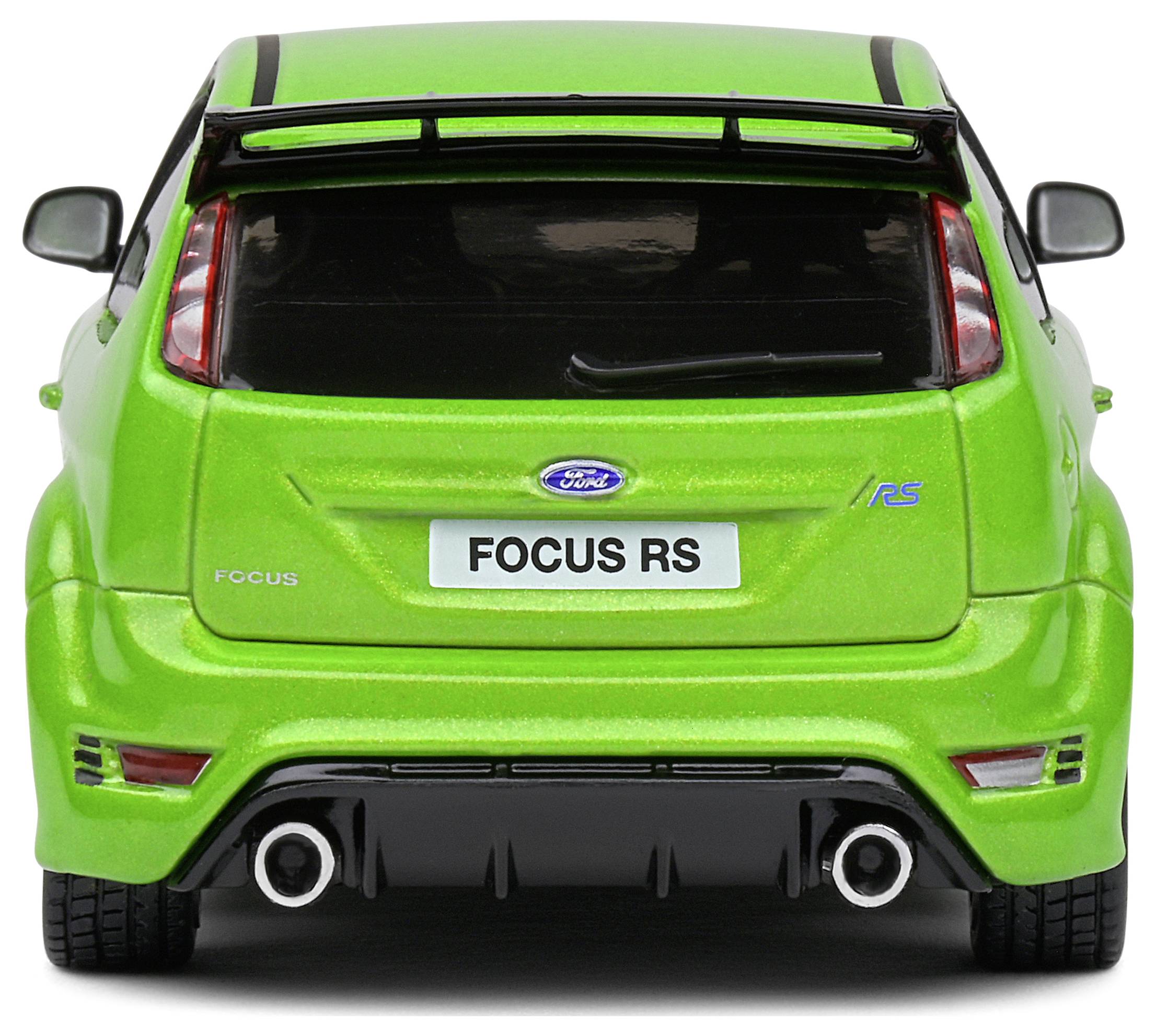 Zelený Ford Focus RS pohledem zezadu. Viditelné detaily zahrnují zadní světla, logo RS a dvojitý výfuk.