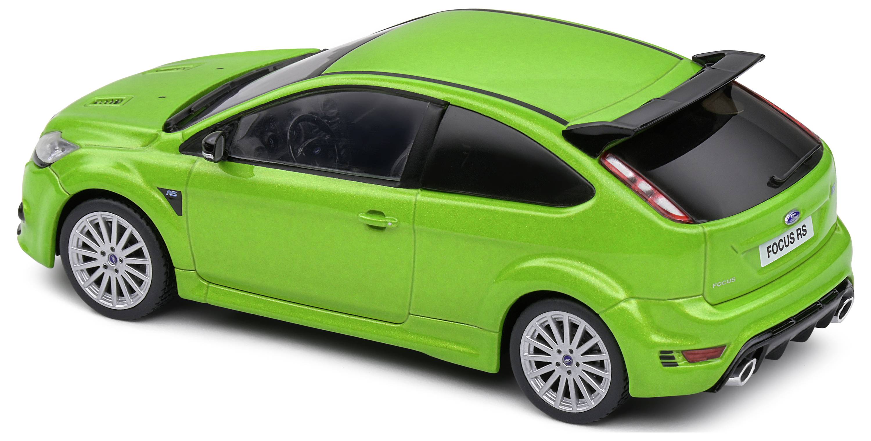 Zelené modelové auto s otevřeným zavazadlovým prostorem a sportovním designem. Pohled zezadu z úhlu.