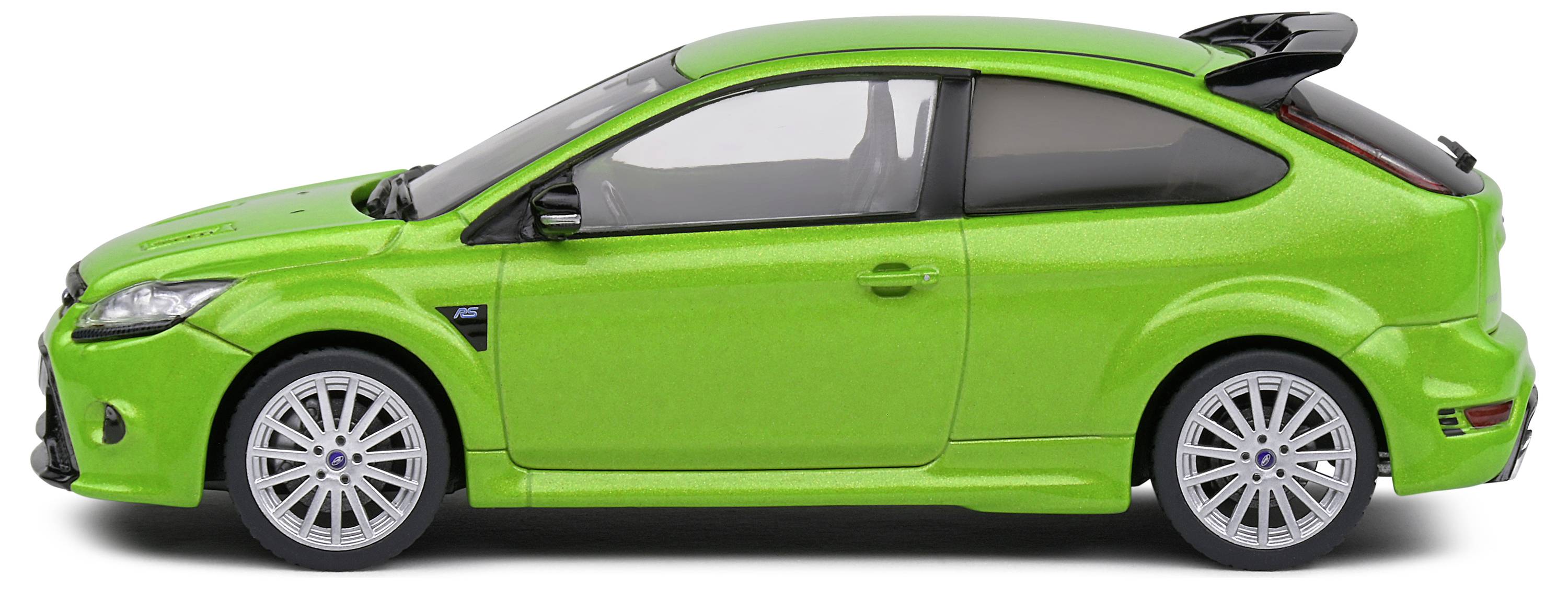 Zelené hračkové auto v měřítku. Pohled z boku s dynamickým designem a spoilerem. Světle tmavý kontrast zvýrazňuje detaily.