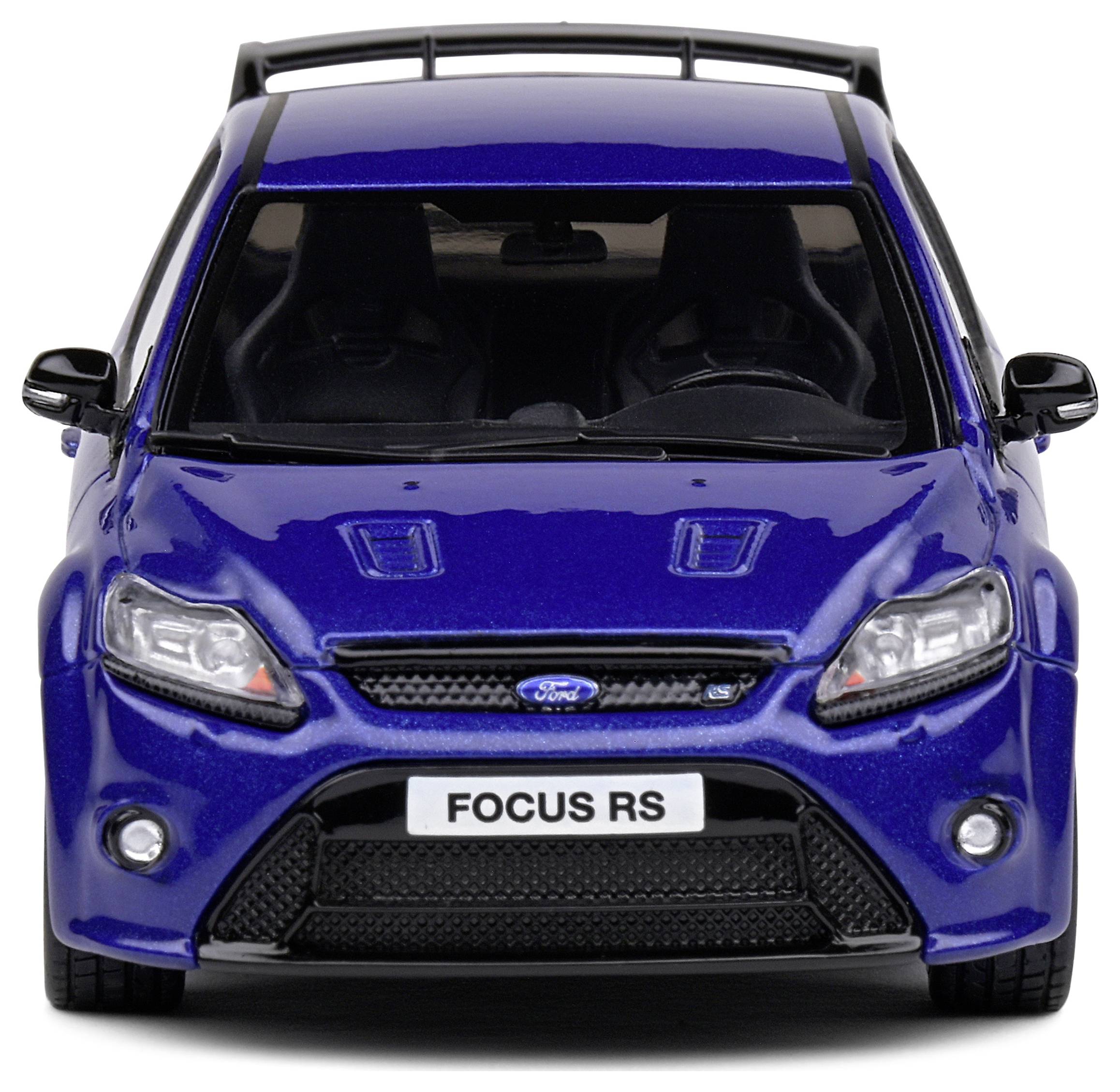 Modrý Ford Focus RS zepředu, ukazující sportovní detaily a logo značky na mřížce chladiče.