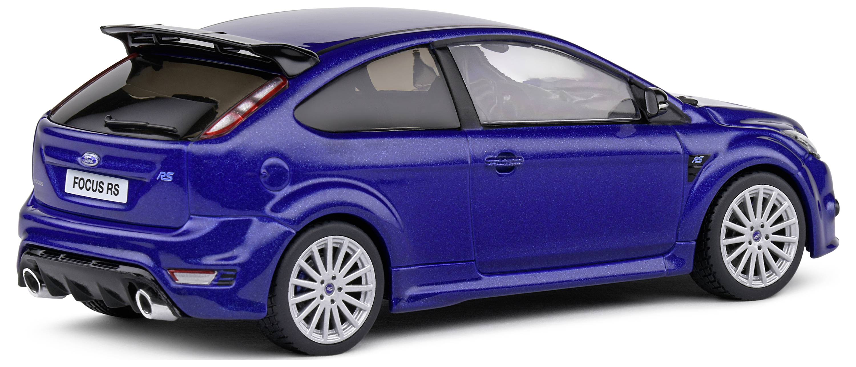 Modré auto, pohled zezadu, model 'Focus RS', sportovní design, stříbrná kola, dvojitý výfuk, dynamické linie.