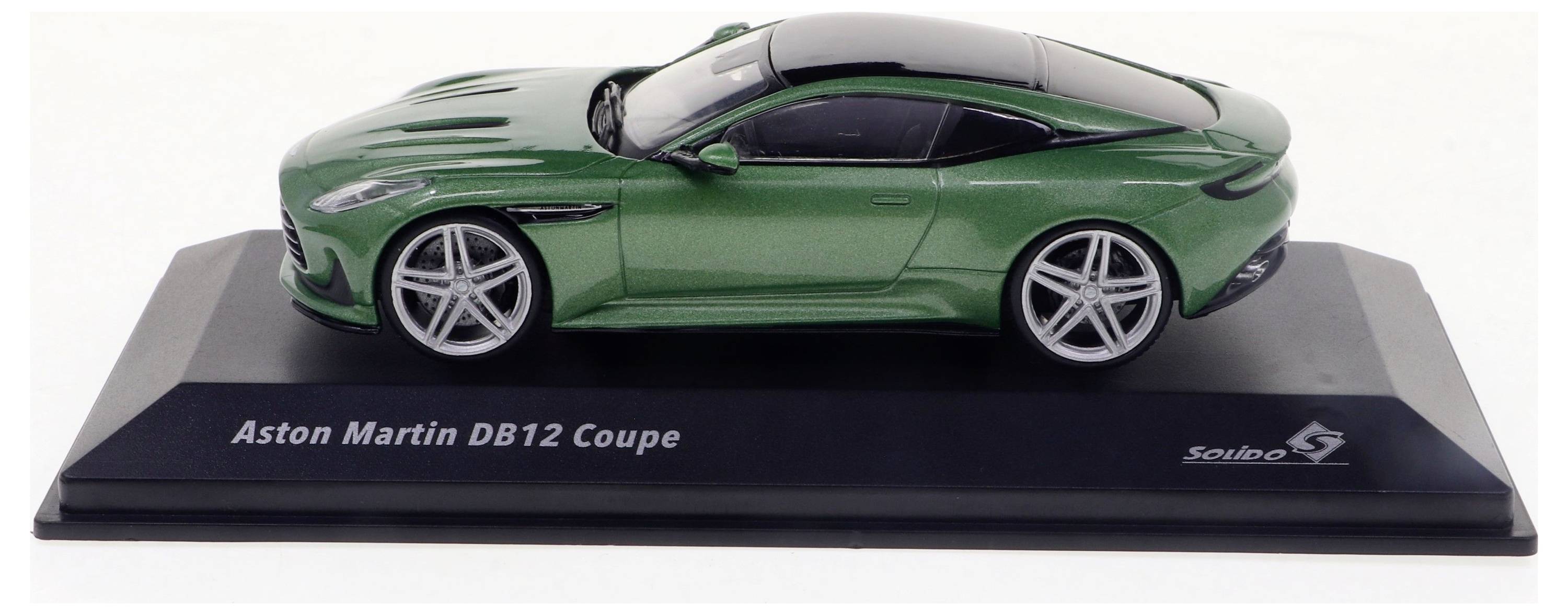 Model zeleného Aston Martinu DB12 Coupe na černém podstavci.