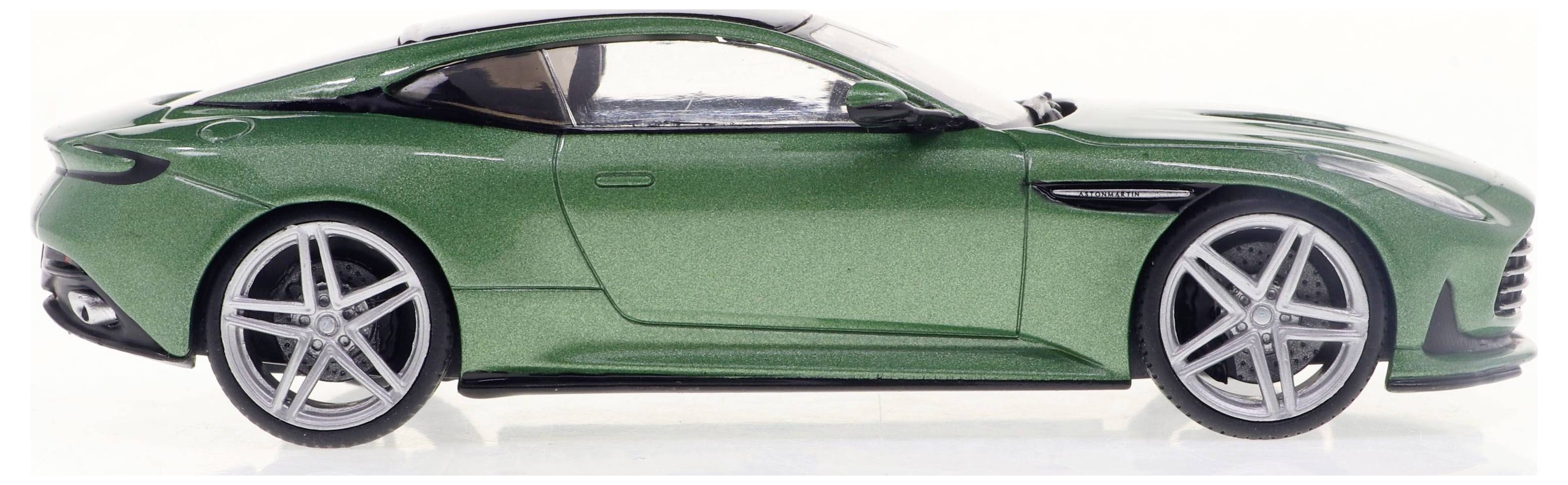 Zelený sportovní vůz s elegantním designem, nízkou karoserií a velkými koly, zobrazený z boku.