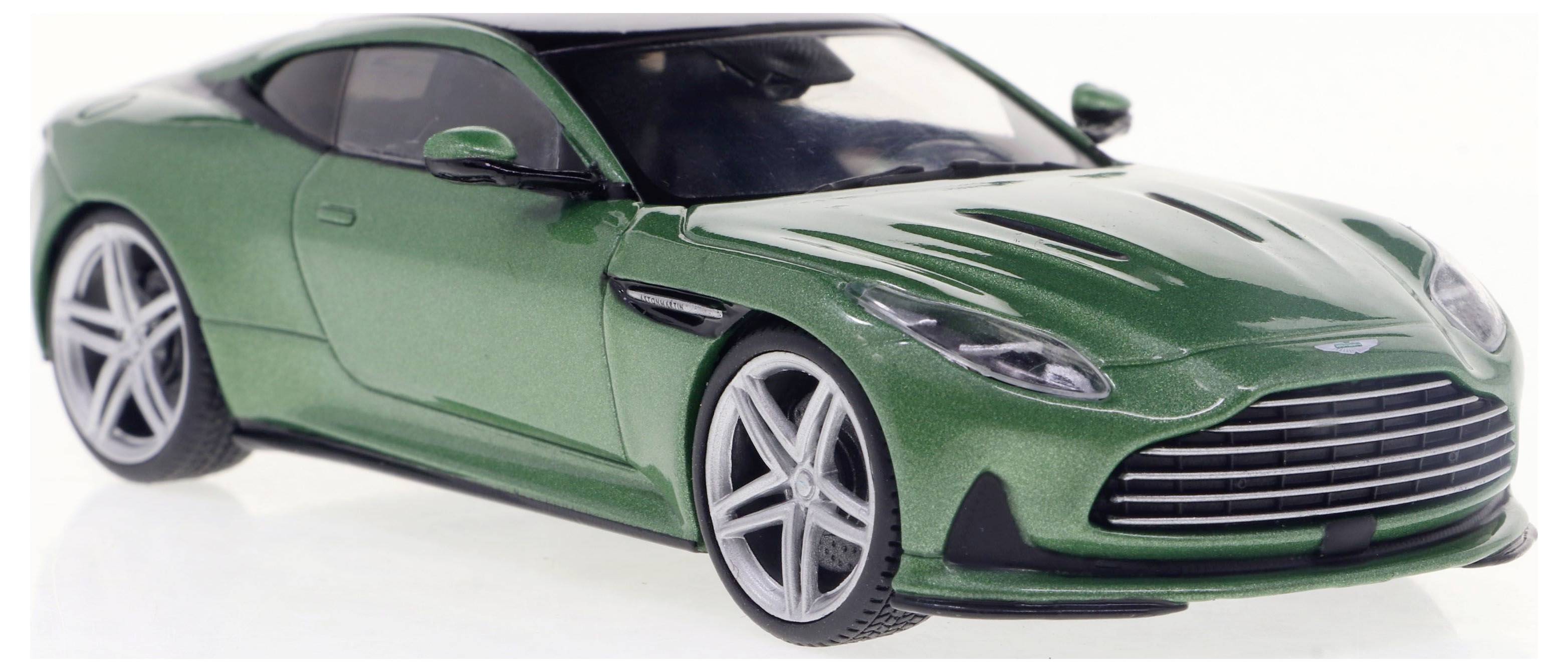Zelené modelové auto sportovního vozu s hladkými liniemi a stříbrnými ráfky, v dynamické jízdní pozici.
