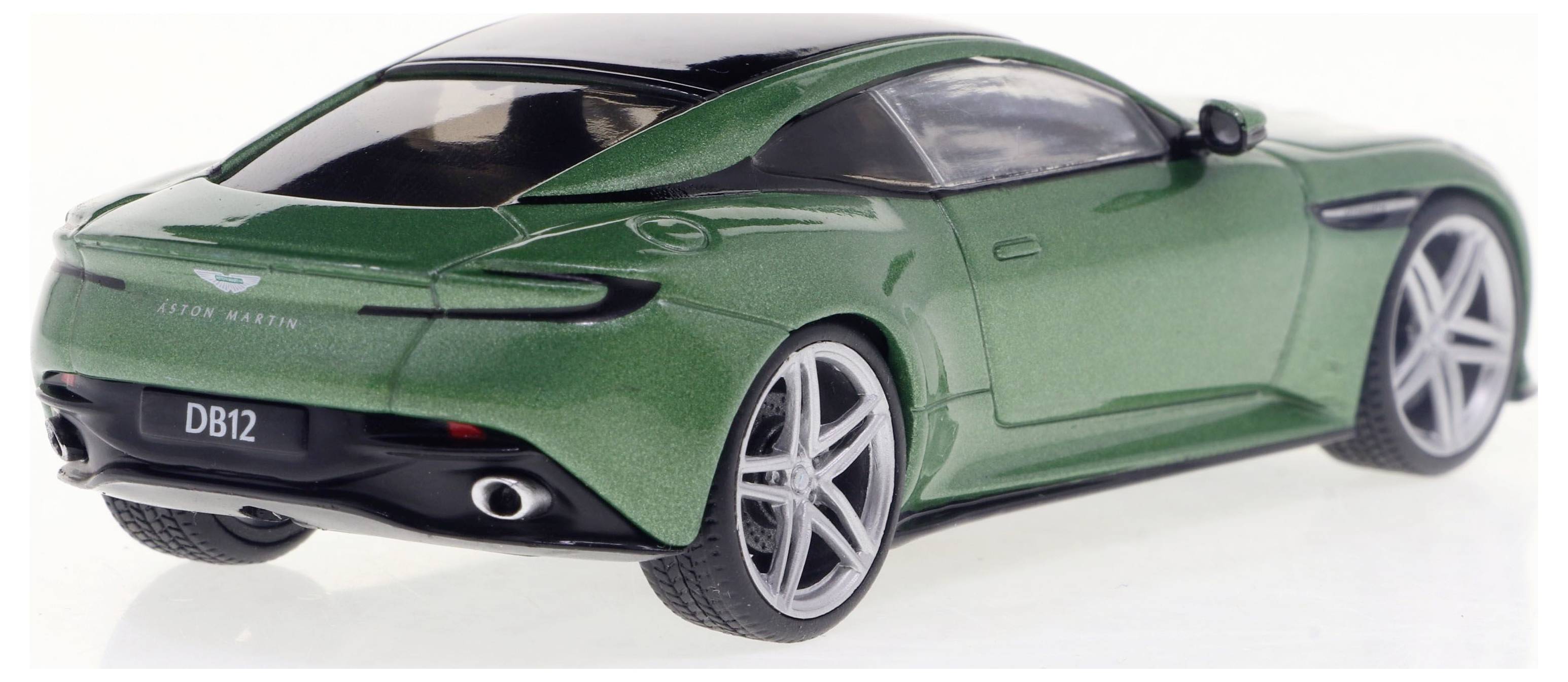 Zelené modelové auto sportovního vozu s eleganními liniemi stojí z boku. Má lesklý povrch a stříbrné disky kol.