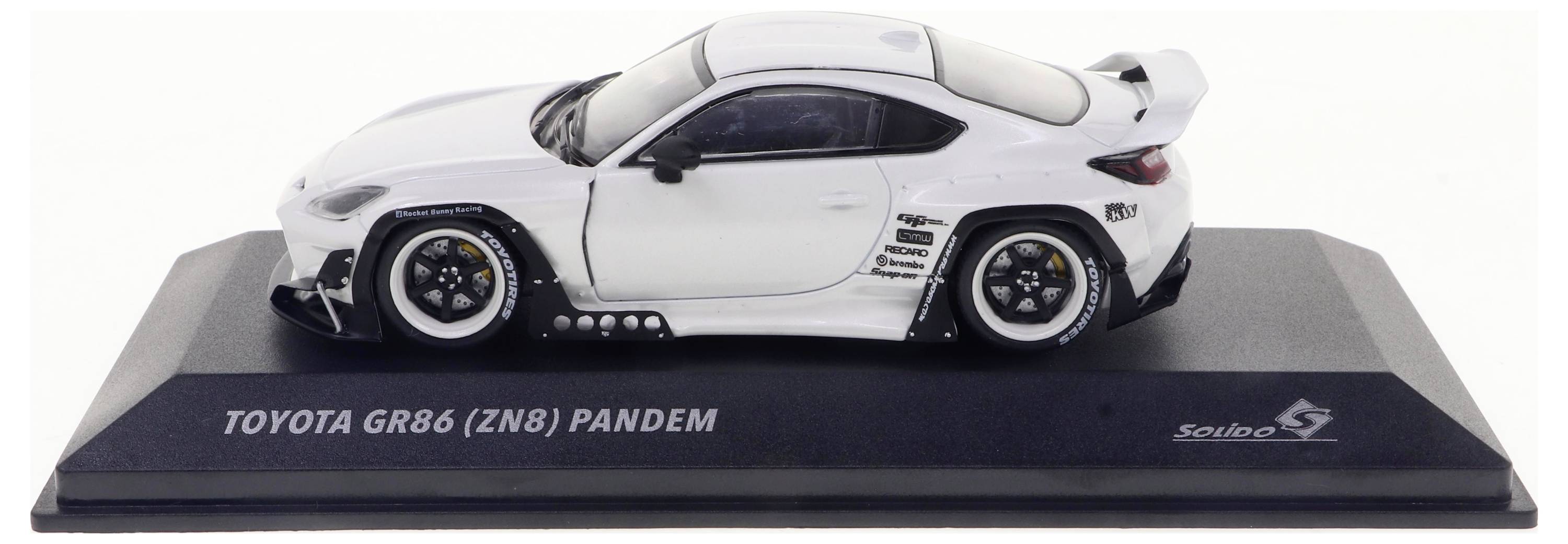 Model bílého Toyota GR86 (ZN8) na výstavním stojánku, pohled z boku.