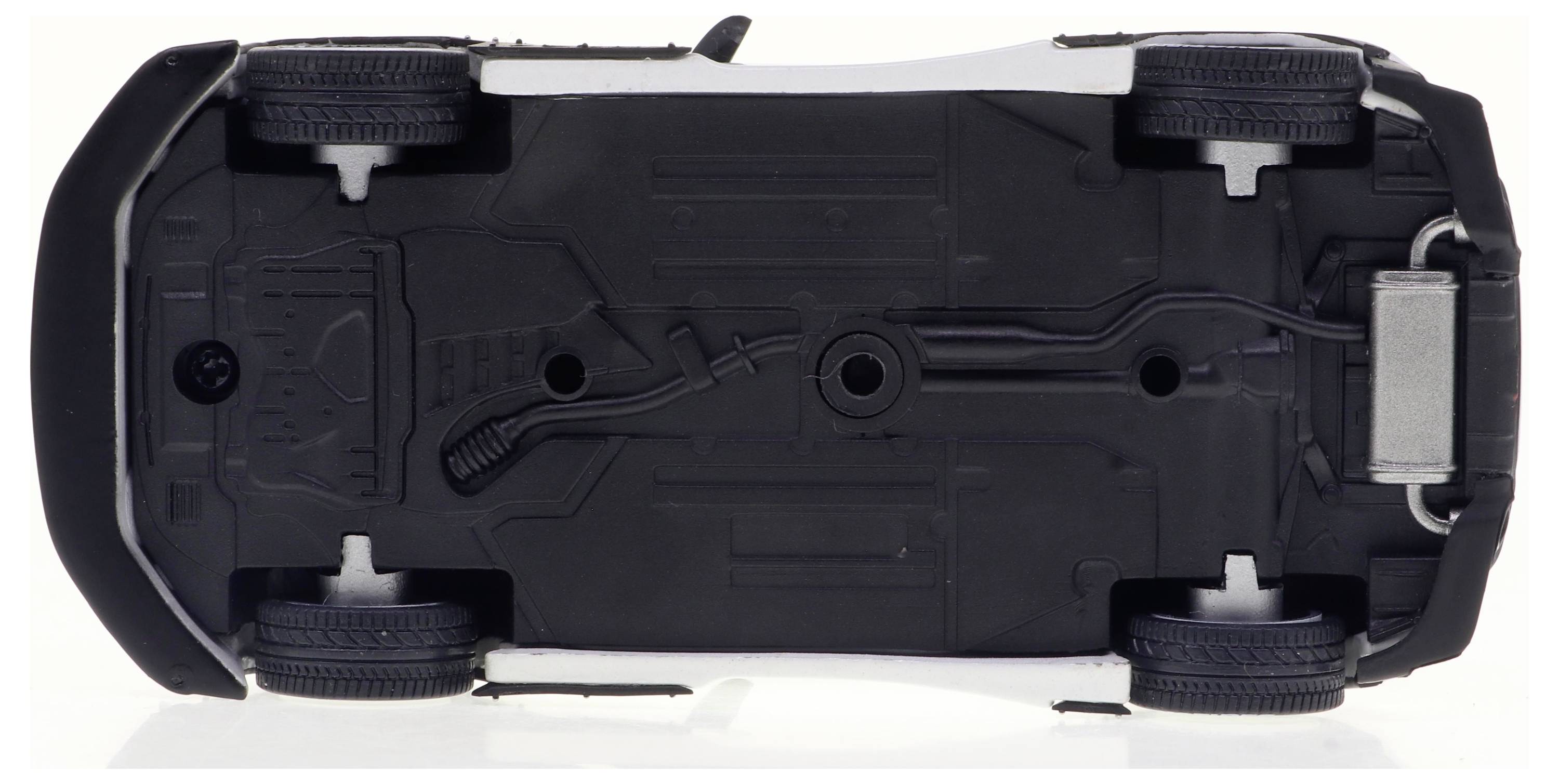 Pohled zespodu na model automobilu se čtyřmi viditelnými pneumatikami a detailně zpracovanými komponenty podvozku.