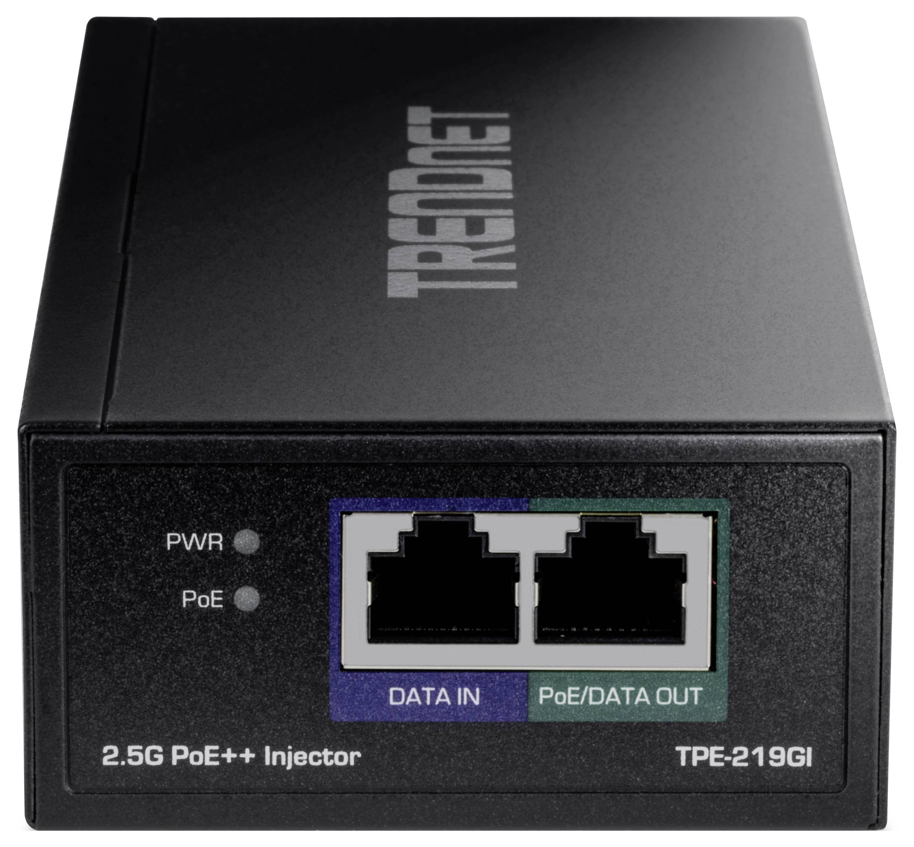 Černý Power over Ethernet (PoE) injektor od společnosti TRENDnet se dvěma porty RJ45, jeden 'DATA IN' a jeden 'PoE/DATA OUT'.