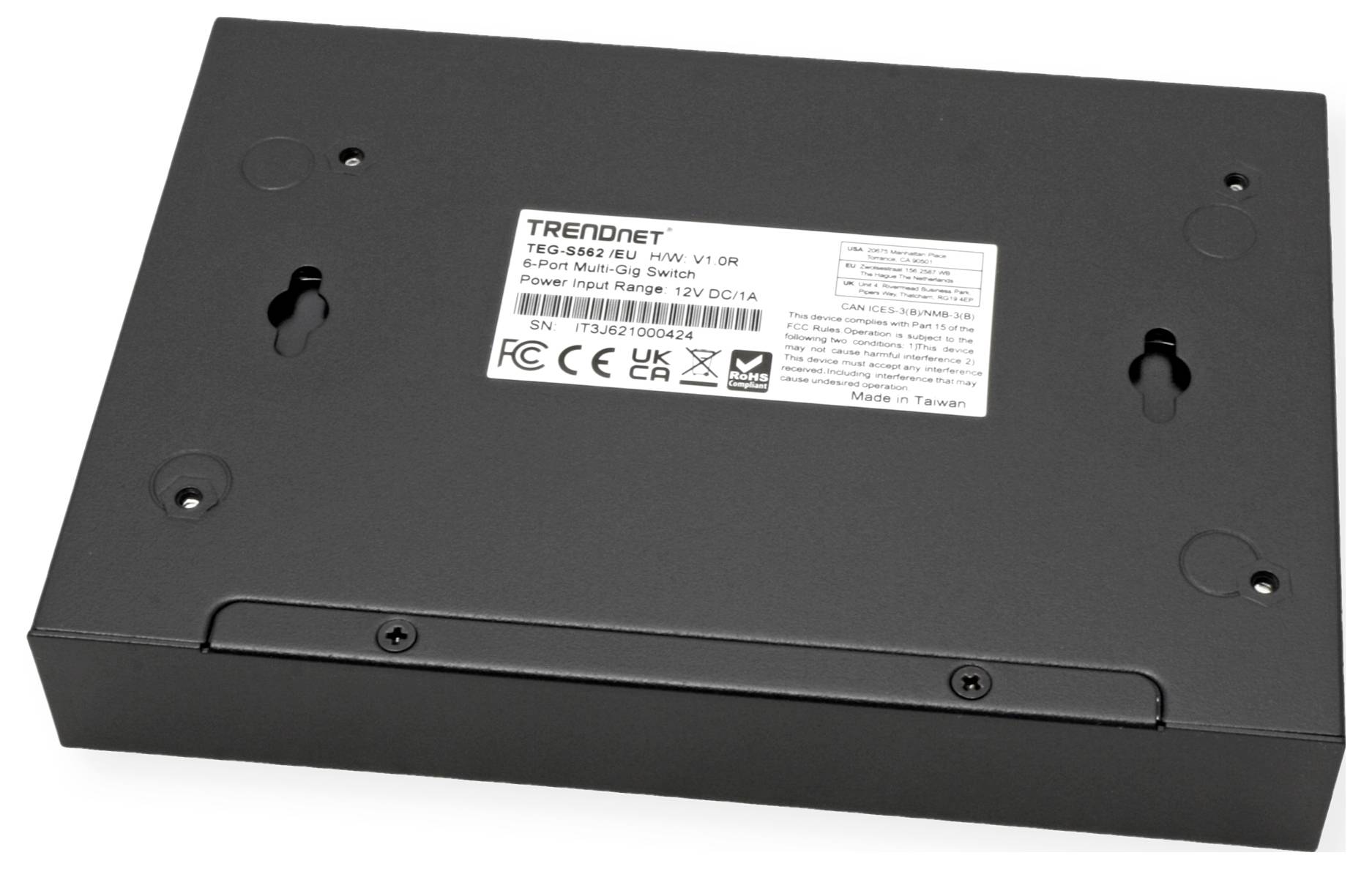 Černý 5portový multi-gigabitový switch s výrobním štítkem na horní straně. Číslo modelu 'TPE-5820WS'.