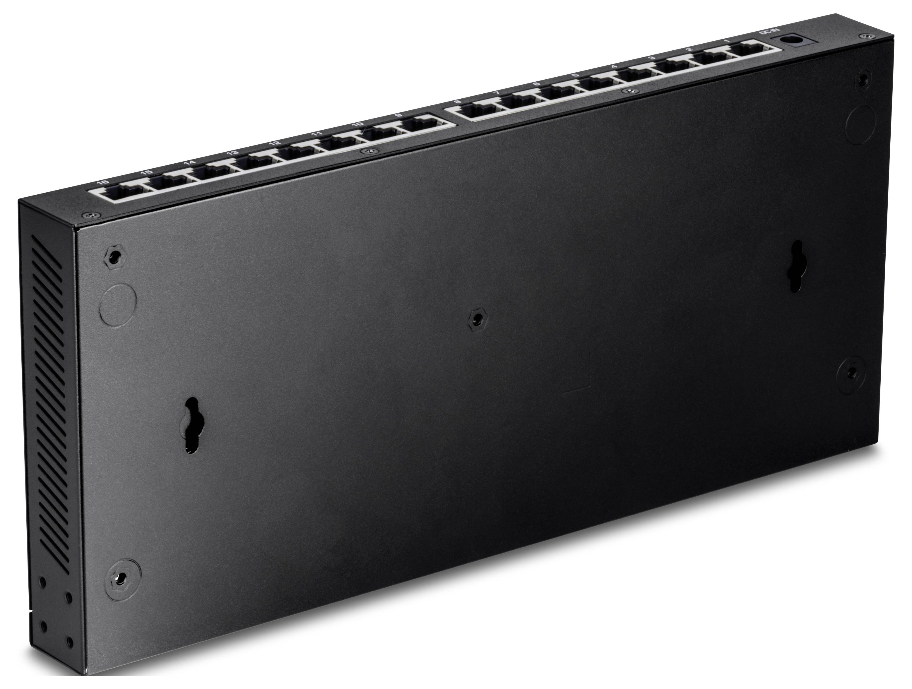 Černý síťový switch se 16 ethernetovými porty, připevněný na nástěnném držáku.