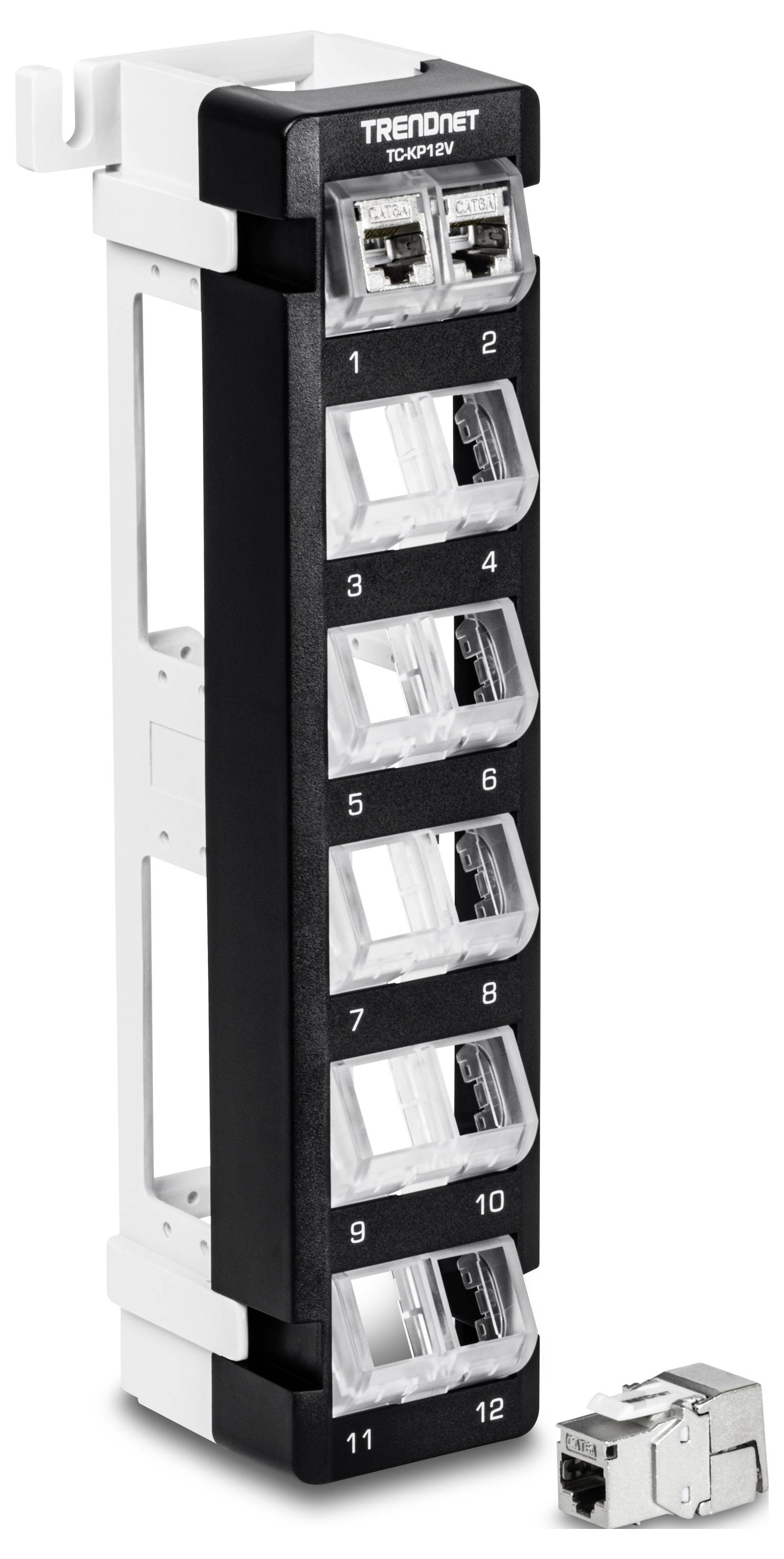 Síťový patch panel se dvanácti číslovanými porty RJ45 uspořádanými vertikálně. Vedle něj leží adaptér pro jeden slot.