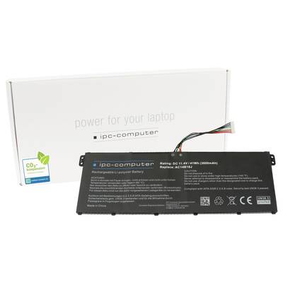 Černý notebook akumulátor od 'ipc-computer' před bílou krabicí. Na akumulátoru jsou uvedeny technické údaje a bezpečnostní informace.