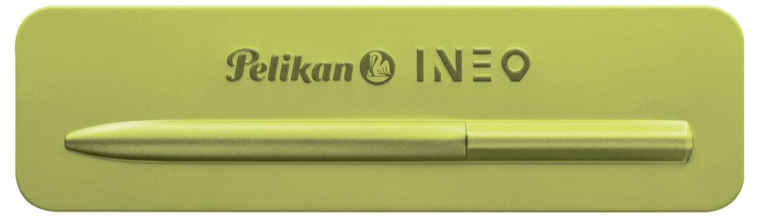 Protáhlý, nazelenalý obal s nápisem 'Pelikan INEO' zobrazuje pero ležící na svém povrchu.