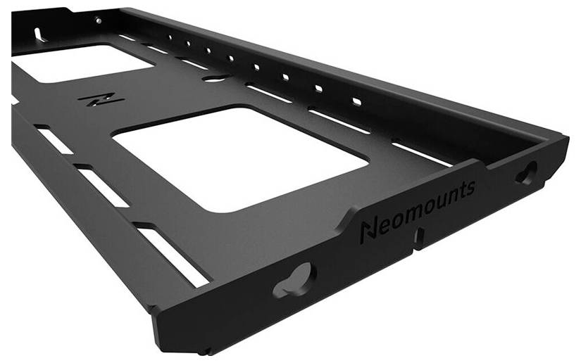 Černený kovový držák Neomounts s obdélníkovými výřezy, vhodný pro montáž elektronických zařízení.