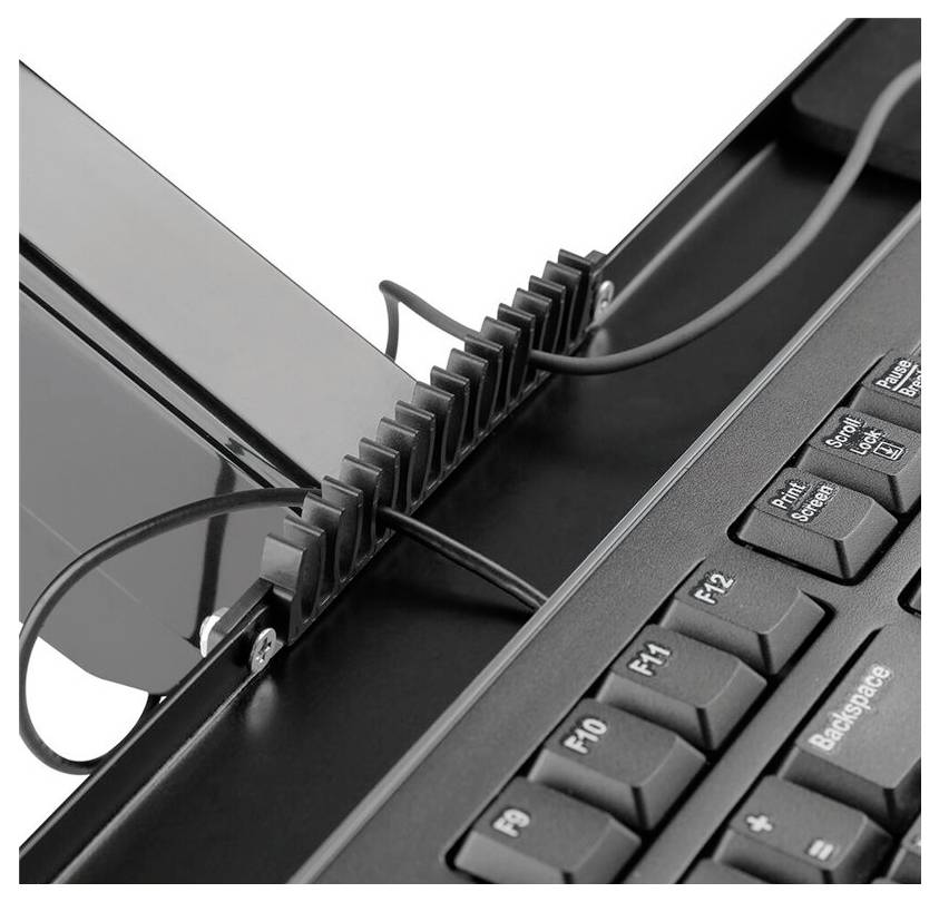 Klávesnicový kabel je pečlivě veden plastickým prvkem pro správu kabelů, aby se předešlo zamotání kabelů.