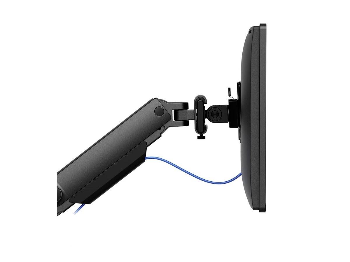 Boční pohled na monitor upevněný na nastavitelném rameni, které je připevněno k psacímu stolu. Z monitoru visí modré kabely.