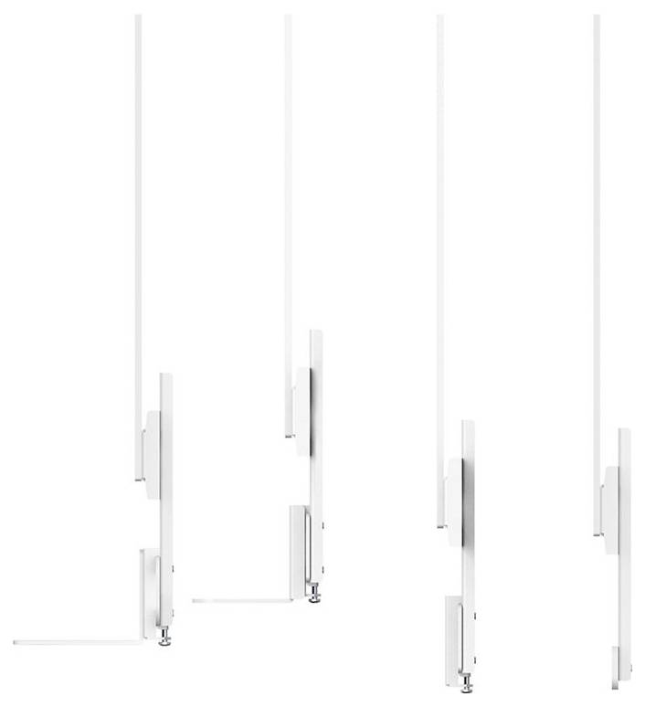 Několik štíhlých, svislých stříbrných objektů visí v různých výškách shora. Vypadají jako součást moderní instalace.