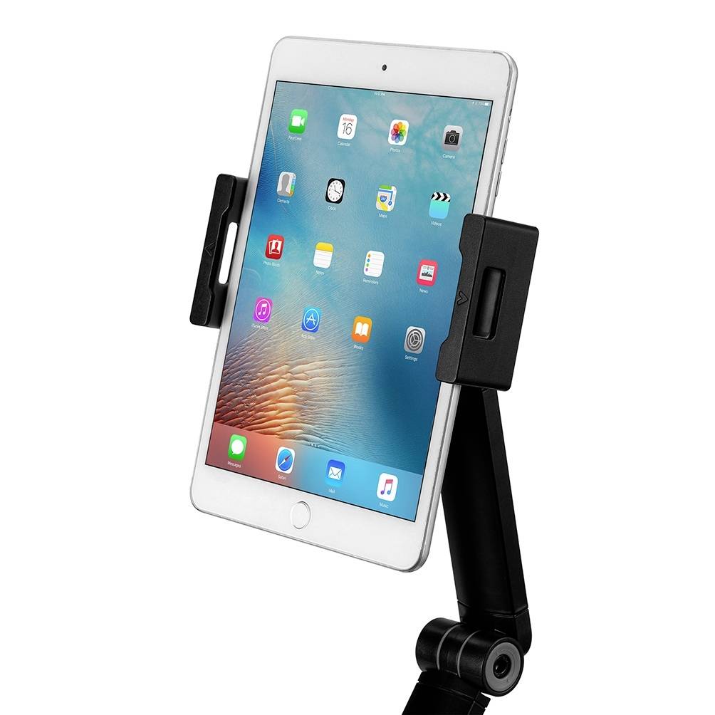 Tablet je namontováno v držáku a zobrazuje úvodní obrazovku s aplikacemi. Držák je připevněn k černému rameni.