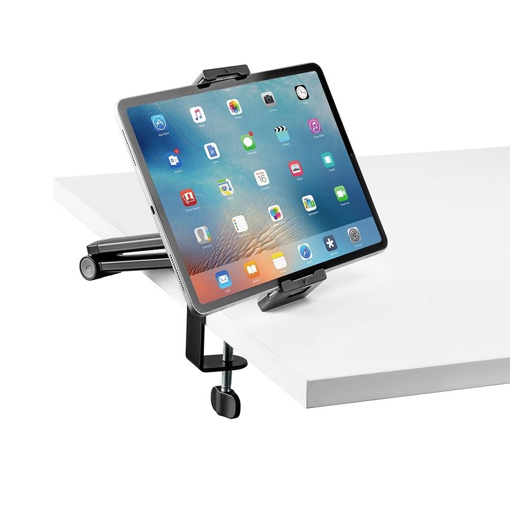 Tablet v držáku na stolní desce s displejem zobrazujícím několik ikon aplikací. Držák ukazuje flexibilitu pro snadné přizpůsobení.
