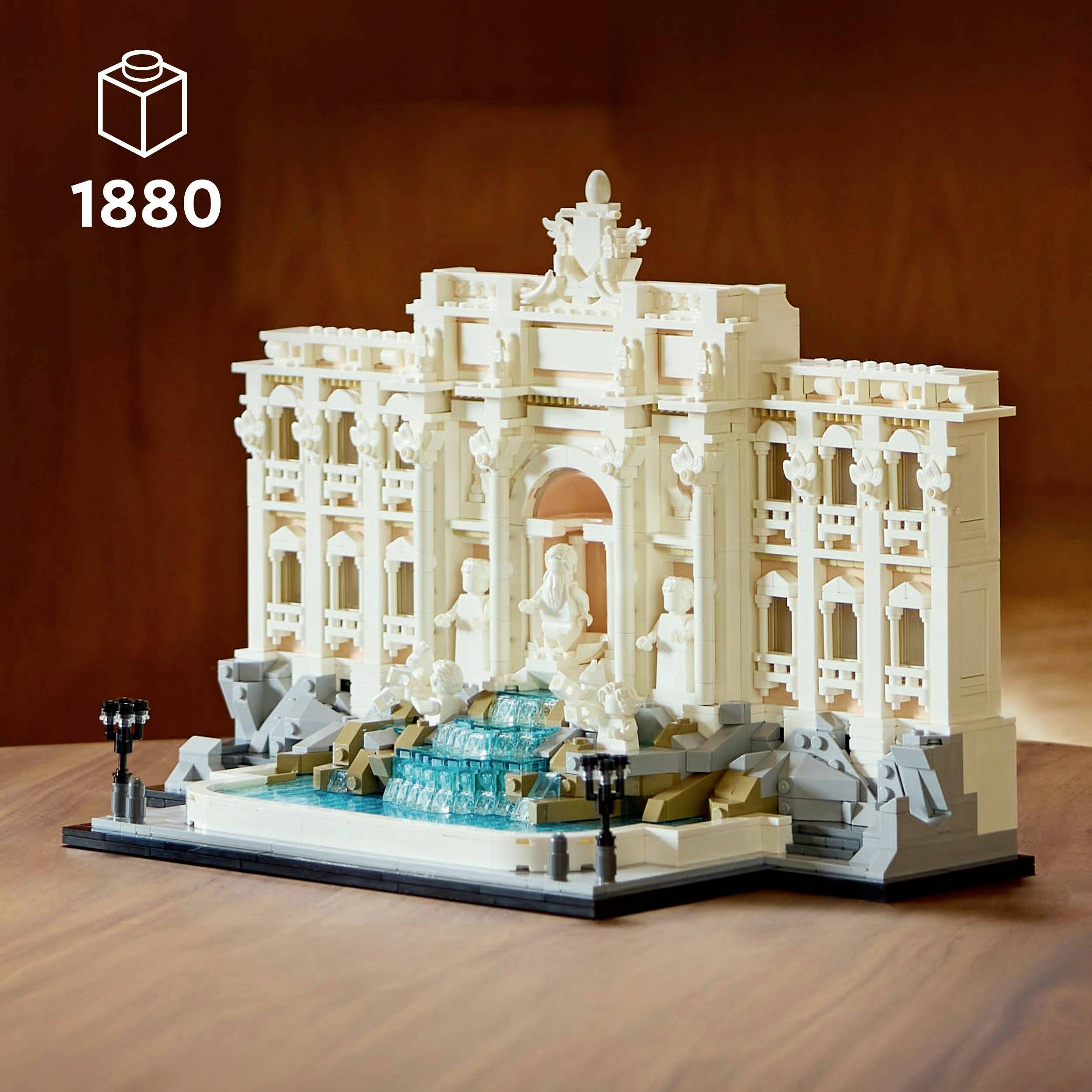 Fontána vyrobená z LEGO kostek v miniaturním měřítku, inspirovaná architekturou Trevského fontány, s tekoucí vodou.