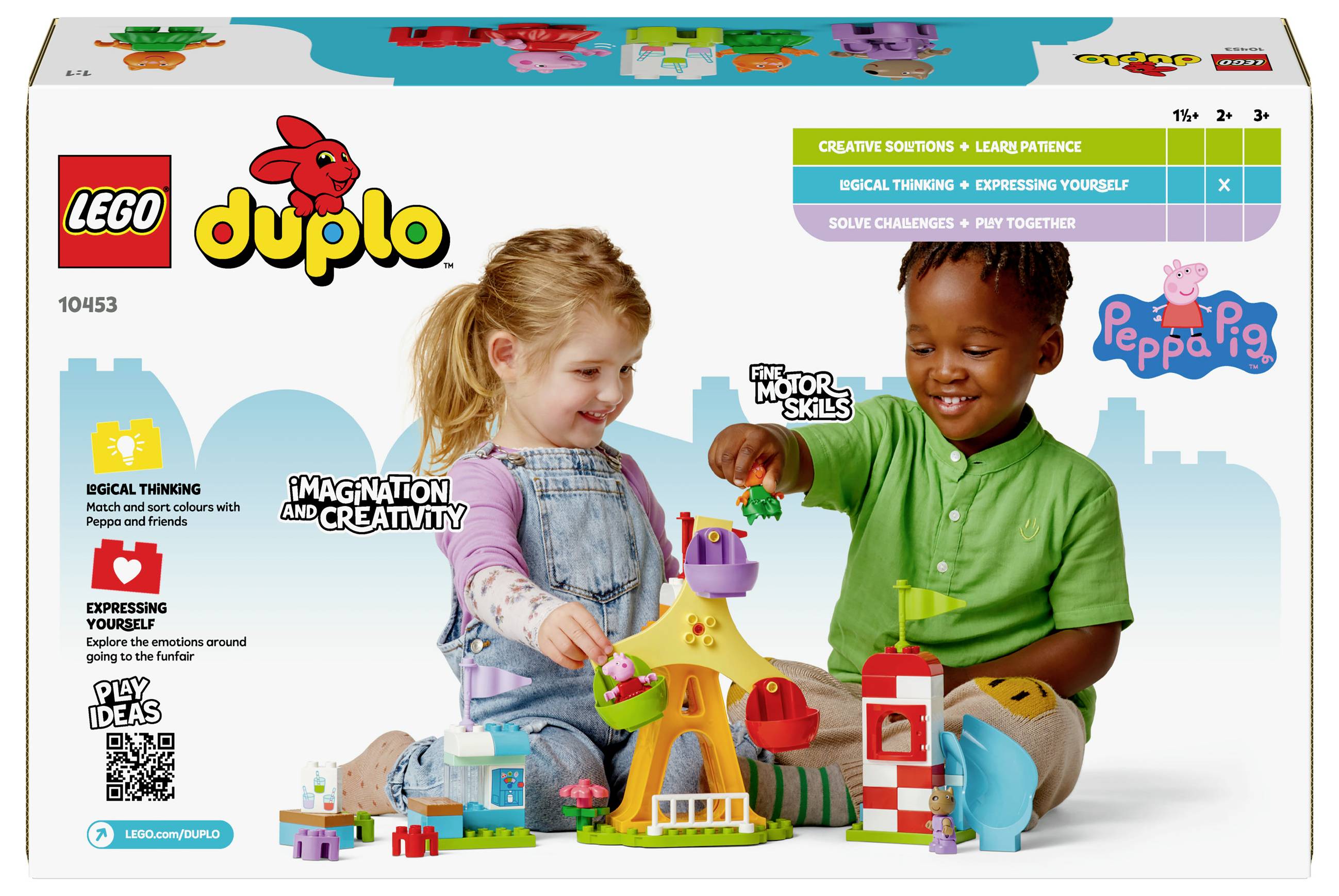 Dvě děti si hrají se sadou LEGO Duplo, která představuje barevné hřiště s figurkami a houpačkami.