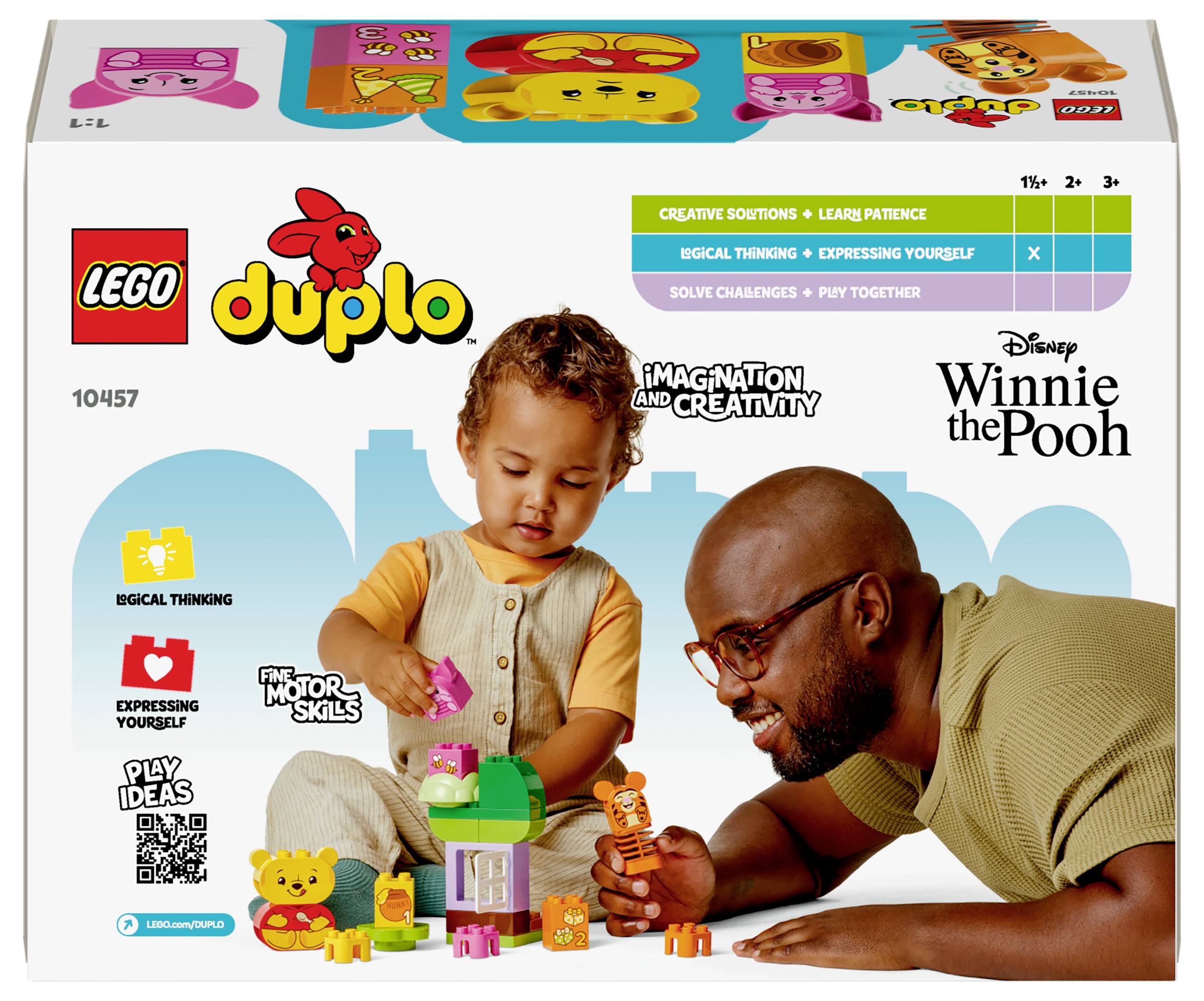 Batole a dospělý si společně hrají s barevnými stavebnicovými kostkami LEGO DUPLO, aby podpořili kreativitu a představivost.
