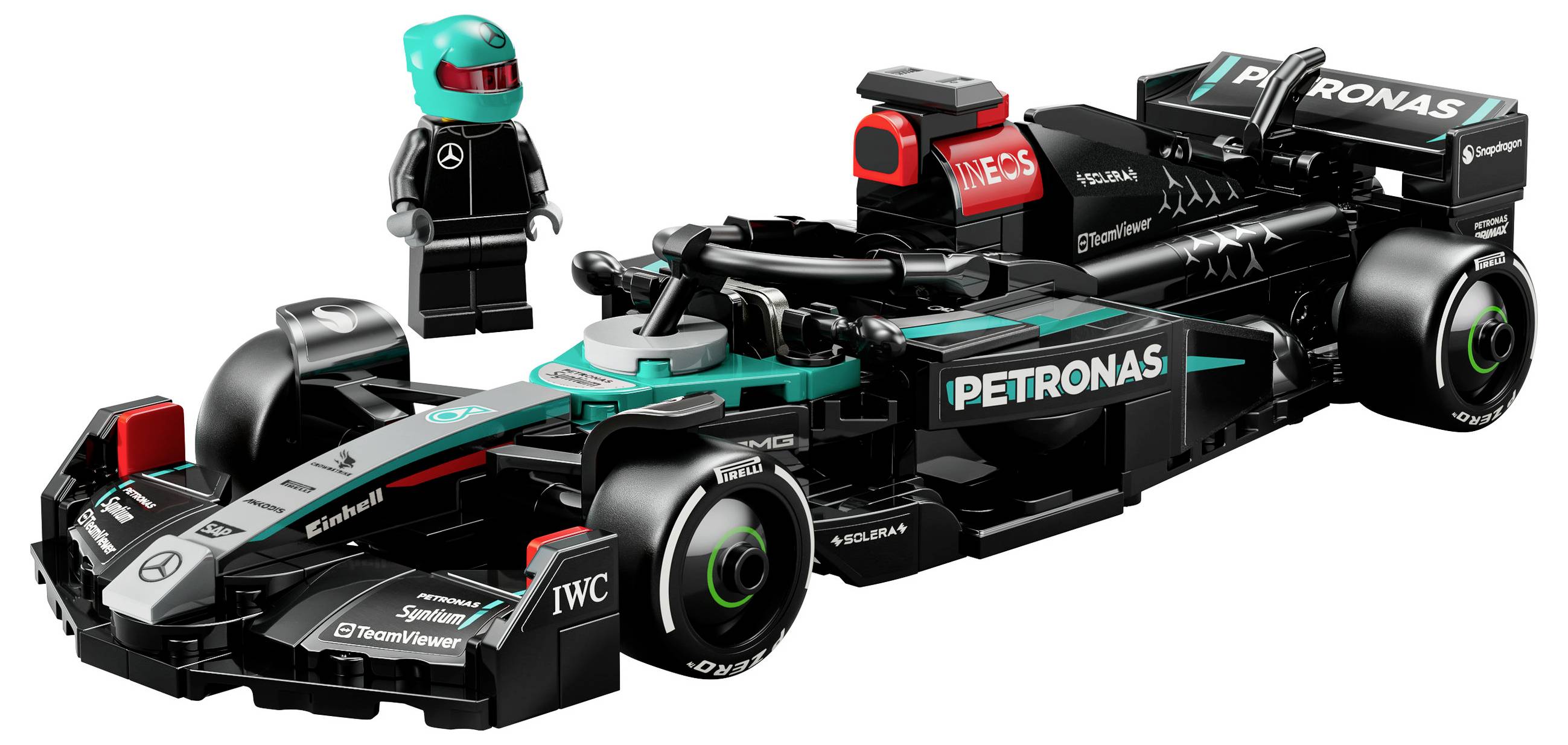 Lego model formule 1 s černým, zeleným a červeným lakem, vedle Lego figurky v černém závodním obleku.