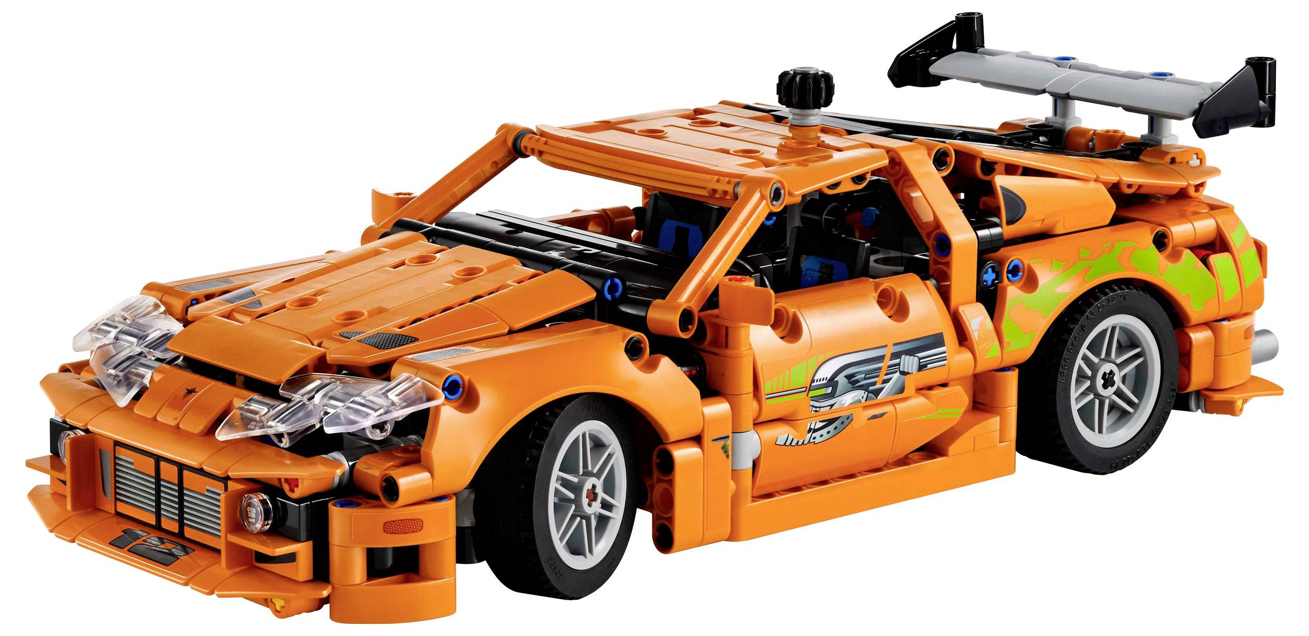 Oranžové hračkové auto s křídlem a sportovním designem, inspirované automobilovými závody.