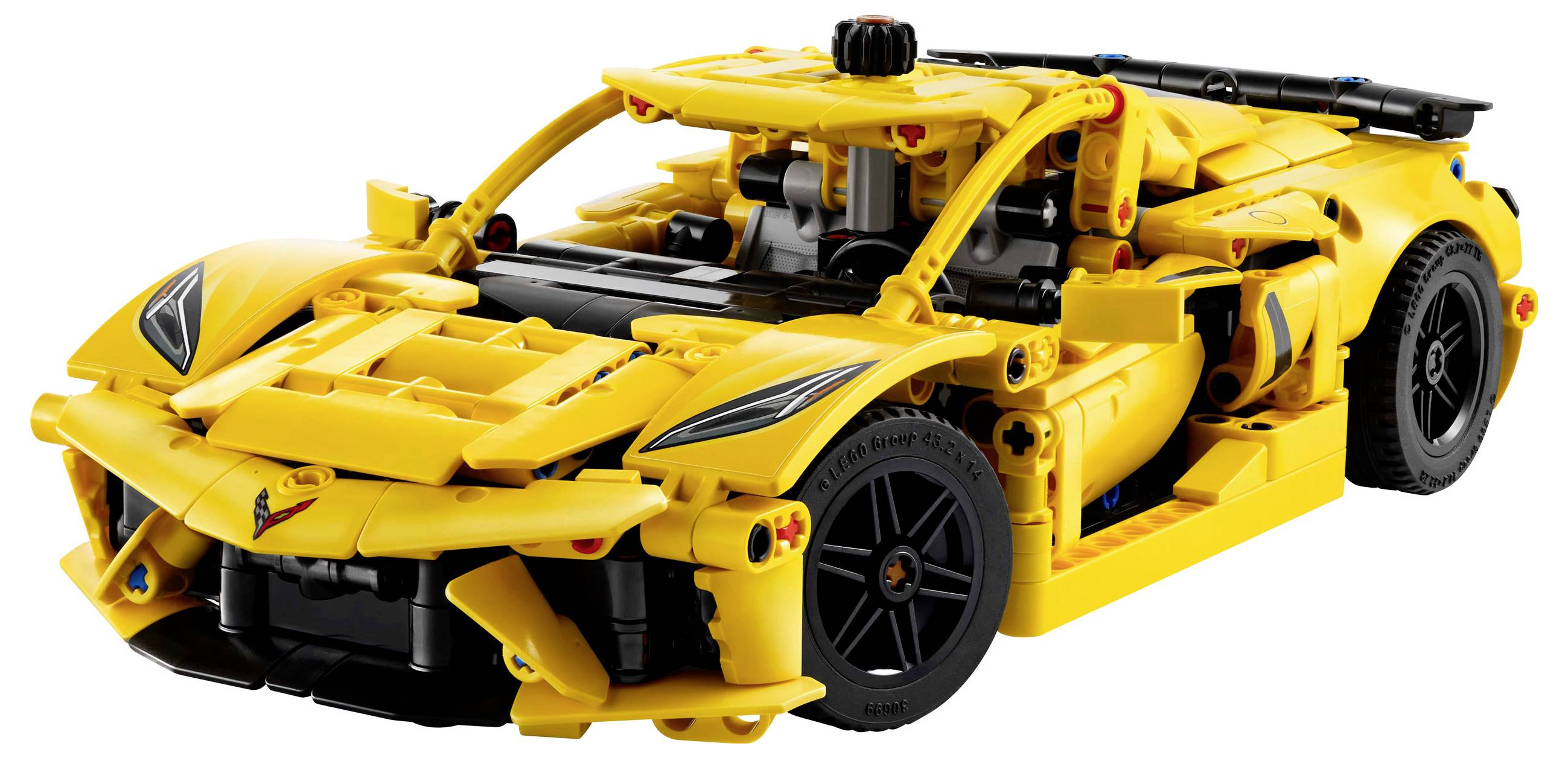 Žlutý modelový automobil z konstrukčních dílů s černými koly, sportovní design a pohyblivými částmi; připomíná závodní vůz.