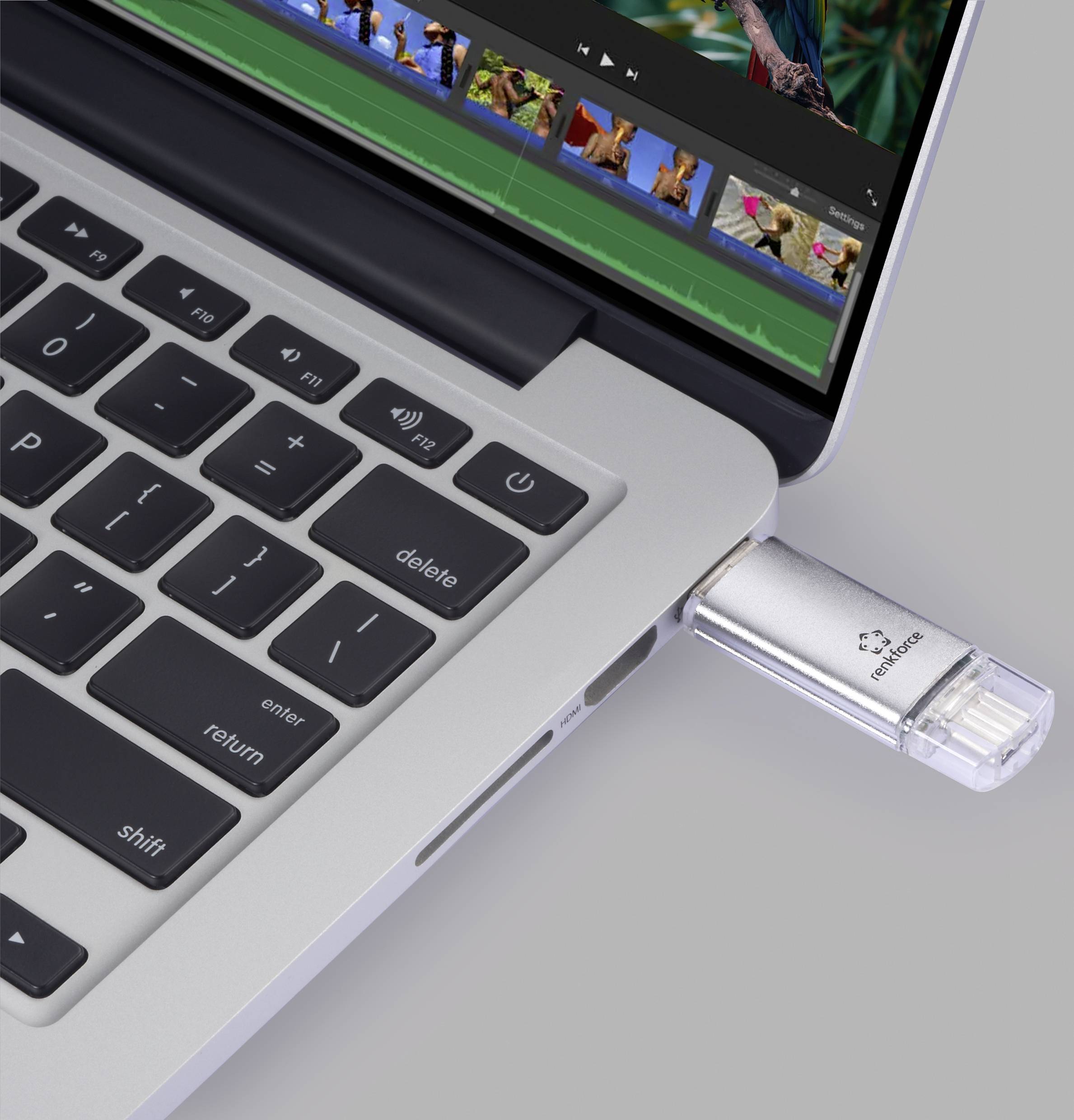 Notebook s připojeným USB diskem na pravé straně, jehož obrazovka zobrazuje otevřený software pro úpravu videa.