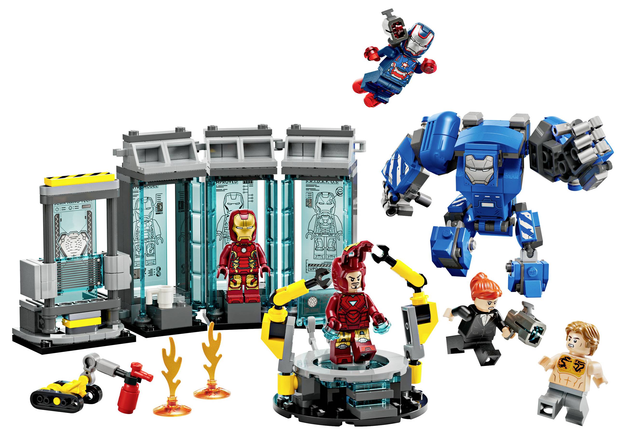 Stavebnice Lego s tématikou superhrdinů, zobrazující postavy v brnění a scénu z dílny. Různé doplňky a robotické paže jsou viditelné.