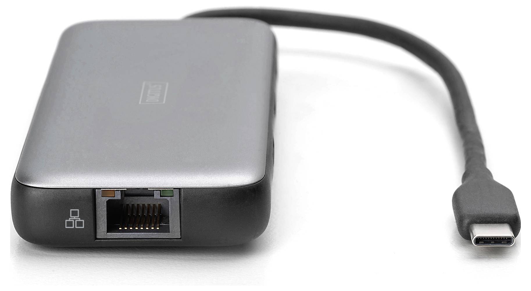 Kompaktní adaptér s ethernetovým portem na jedné straně a USB-C portem na straně druhé, vhodný pro síťové připojení.