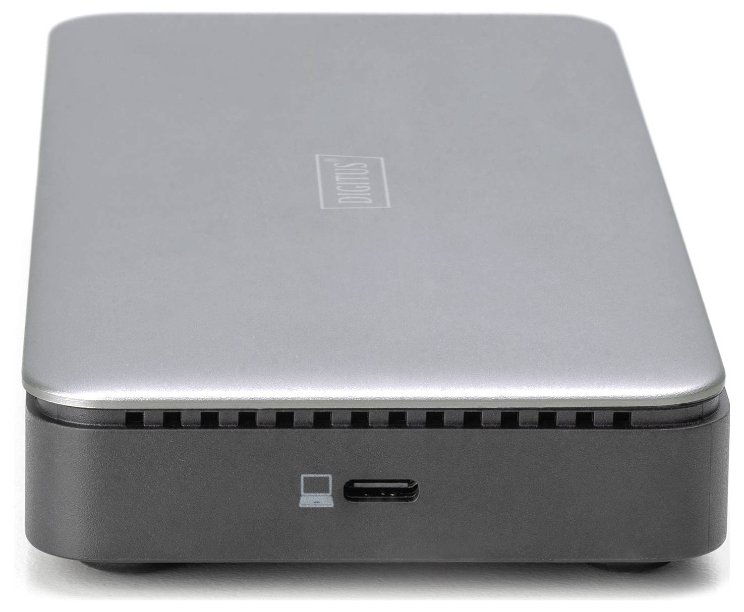 Externí pevný disk v kovovém pouzdře stříbrné barvy s připojením USB-C.