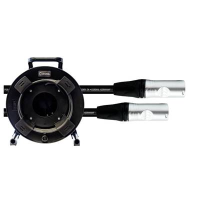 Kabelový buben s navinutým kabelem a dvěma XLR konektory, užitečný pro profesionální audio a jevištní aplikace.