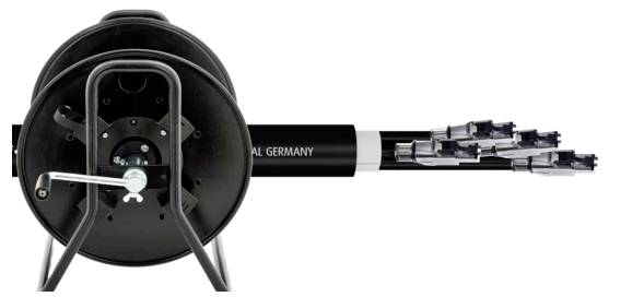 Černý kabelový naviják s několika elektrickými zásuvkami. Naviják má ruční kliku a je označen nápisem 'Germany'.