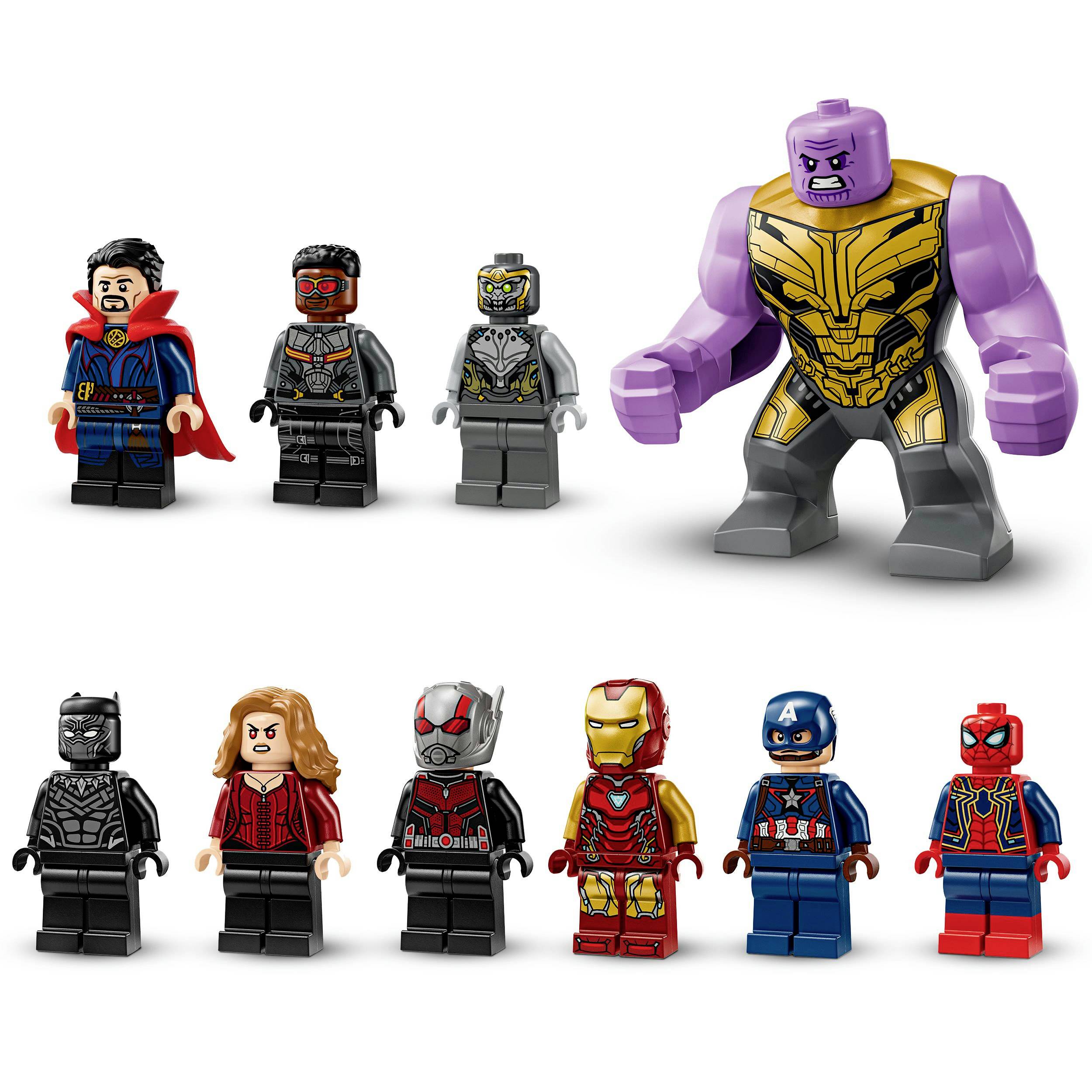 Několik LEGO figurek, včetně velkého fialového charakteru a různých superhrdinů v pestrých kostýmech.