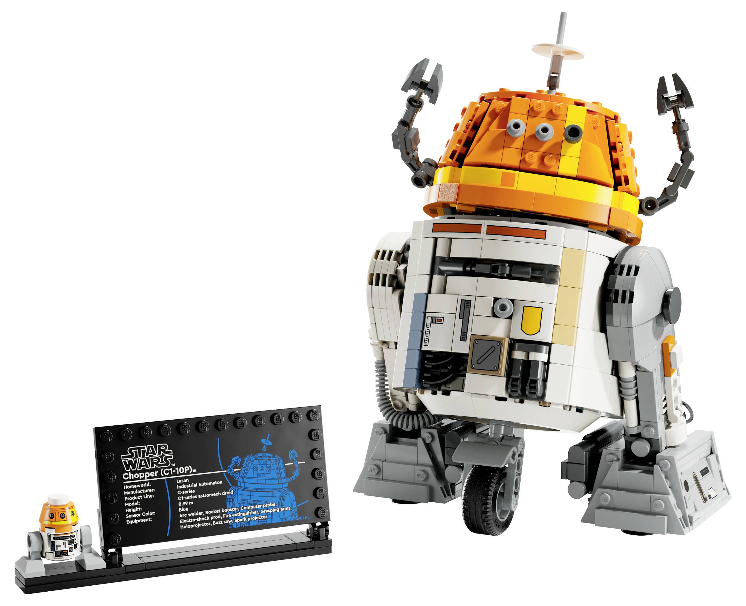 Lego model hvězdných válek Choppera (C1-10P) s informační tabulkou a malou figurkou vedle něj. Robot je v oranžovo-šedé barvě.