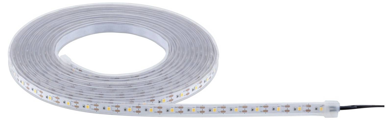 Svinutý LED světelný pás s viditelnými jednotlivými LED diodami, připojený na jednom konci kabelu, leží na bílém pozadí.