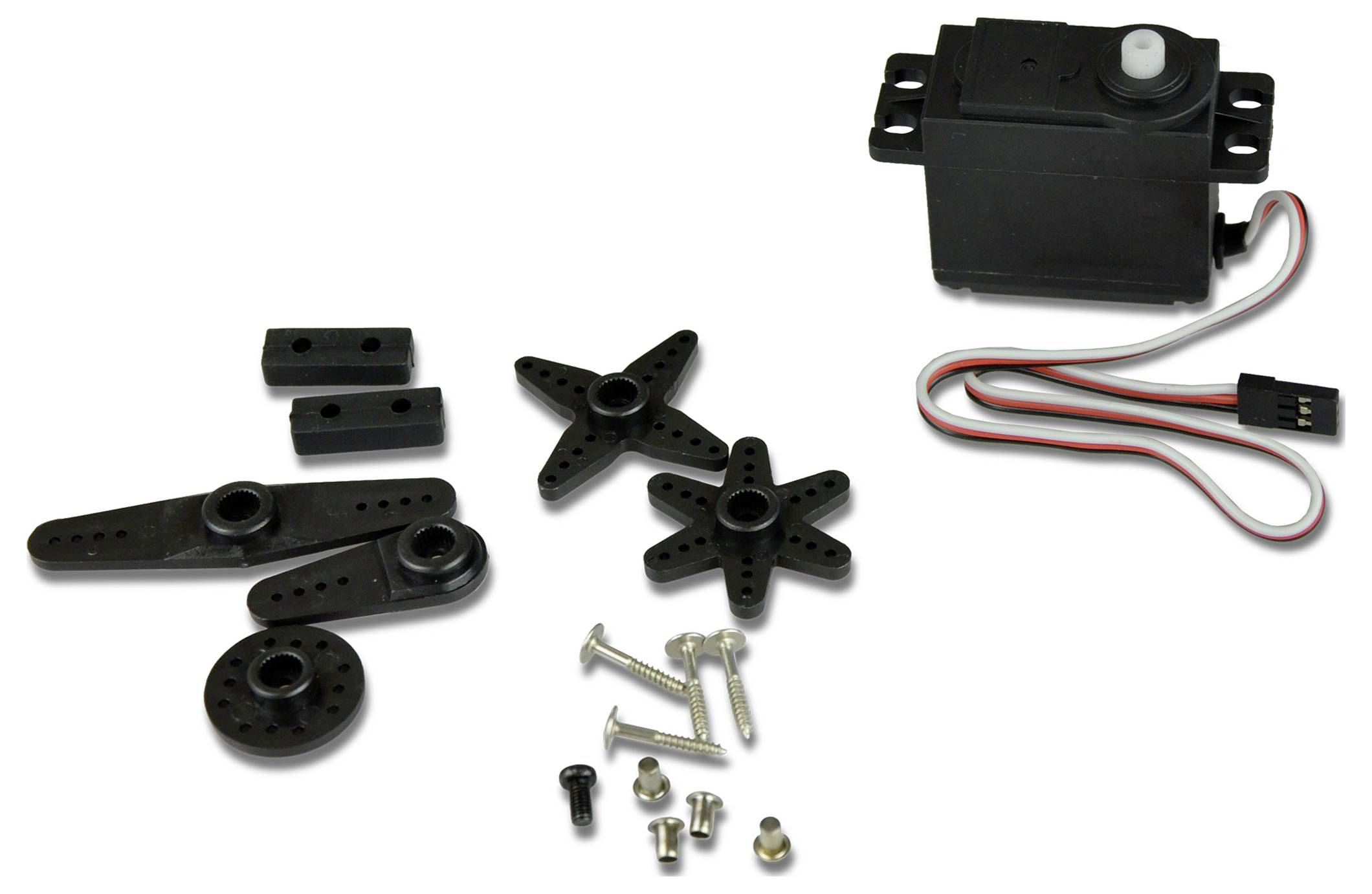 Servomotor s různými plastovými rameny, šrouby a příslušenstvím.