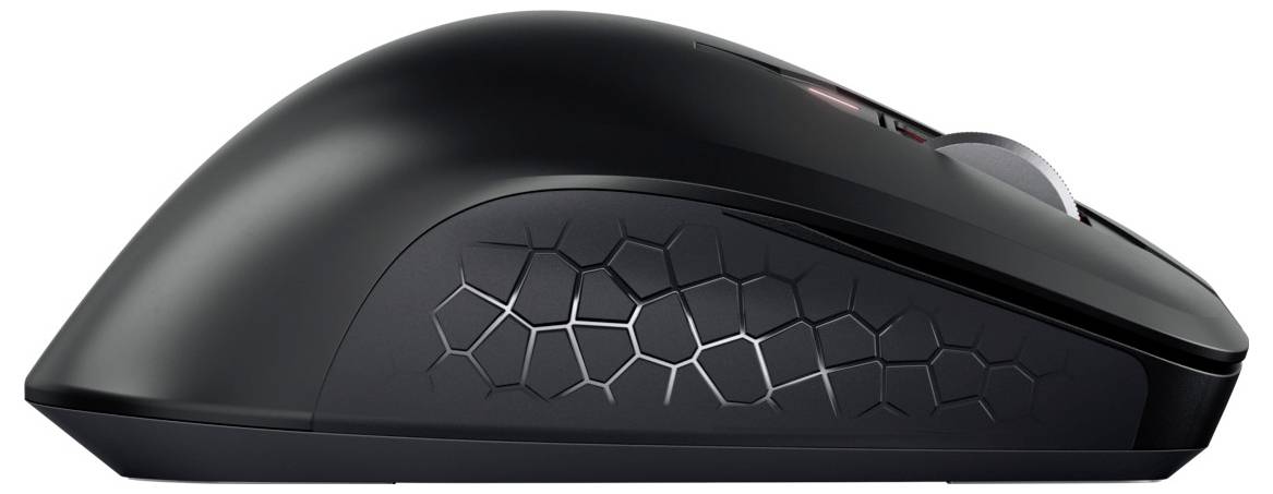 Černá počítačová myš s geometrickým vzorem na boku, ergonomicky tvarovaná pro pohodlné použití.
