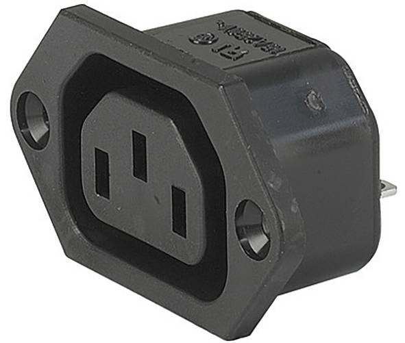 Černá zásuvka IEC-C13 obdélníkového tvaru se třemi otvory, určená pro napájení elektronických zařízení.