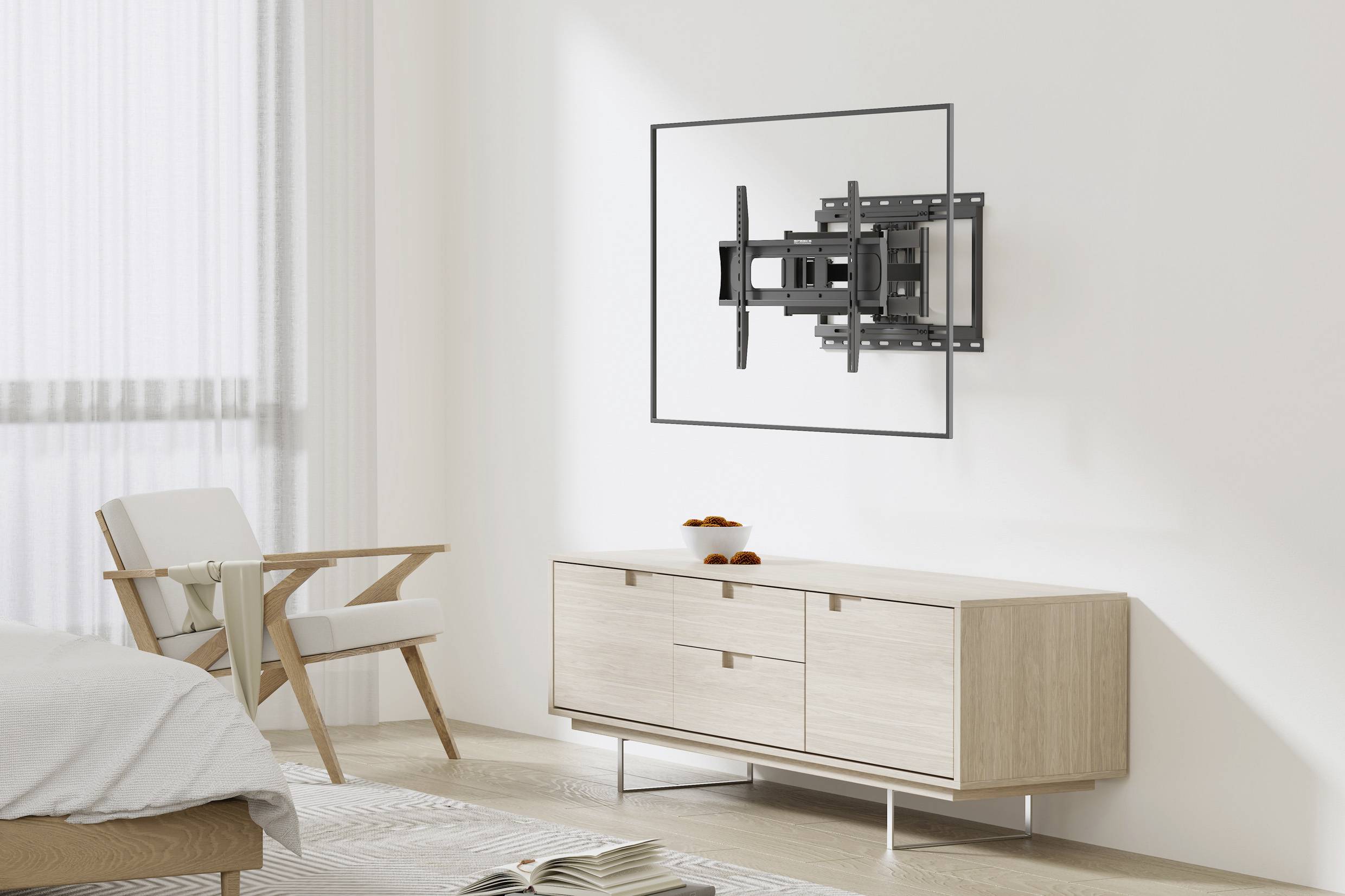 Obývací pokoj s moderním designem, bílým křeslem a sideboard. Na stěně je umístěn držák na televizi. Světlý prostor s dřevěnou podlahou.