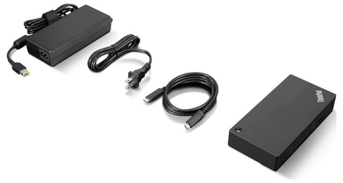 Dva napájecí adaptéry Lenovo s kabely; jeden pro běžné použití, druhý pro připojení USB-C, umístěné vedle sebe pro porovnání.